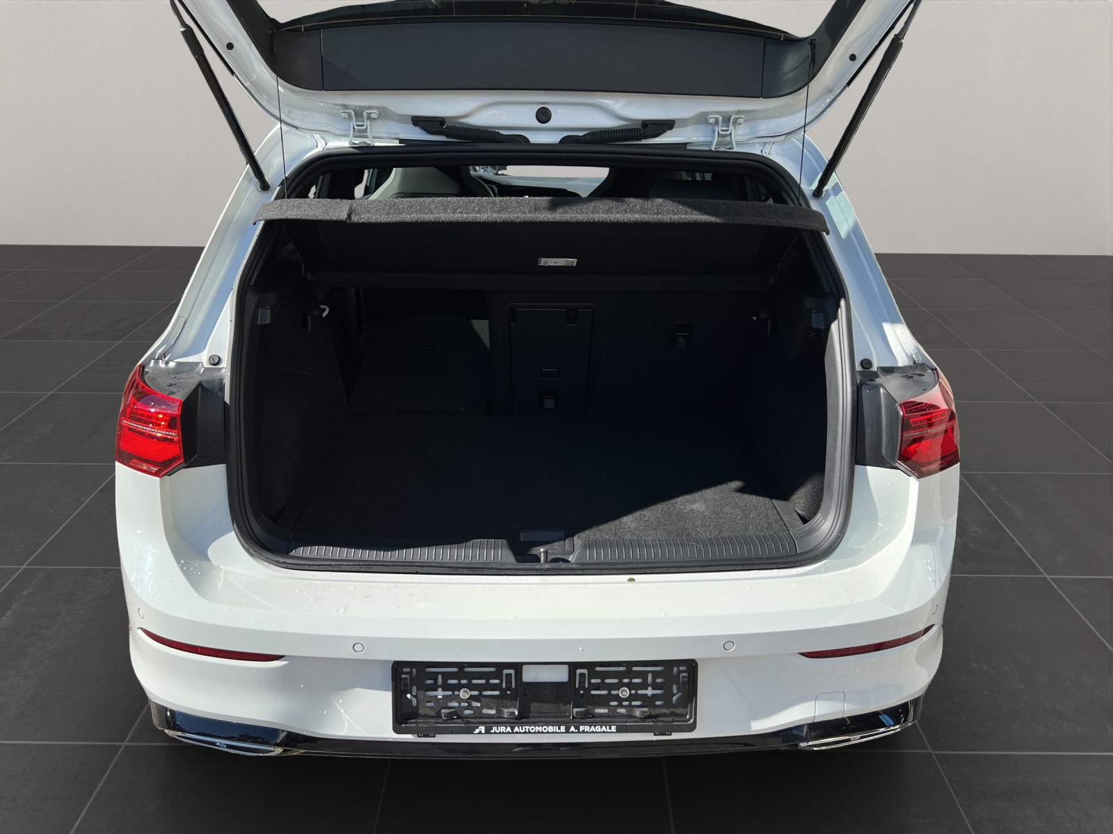 VW Golf VIII 1.5 eTSI R-Line DSG-image-14
