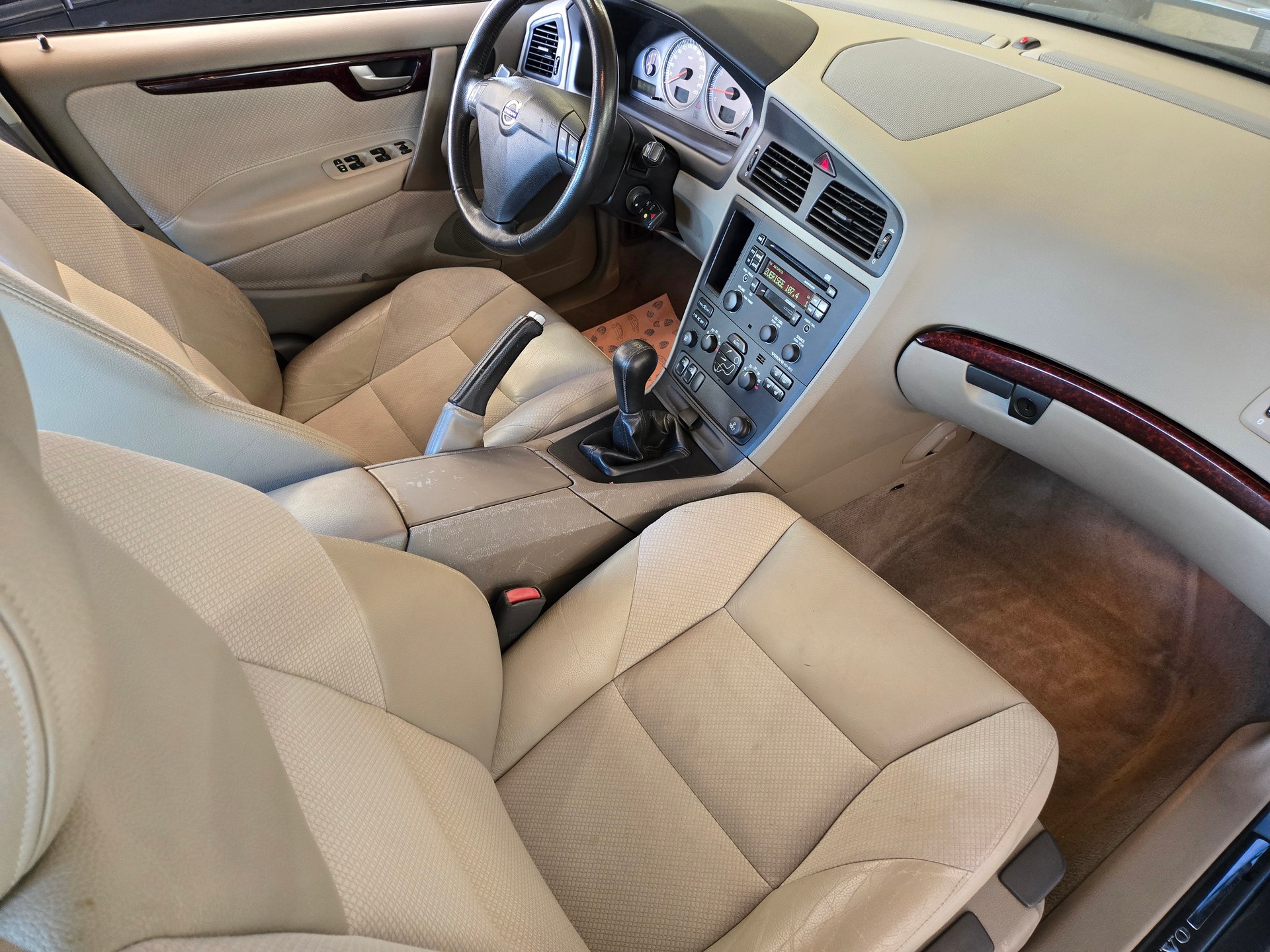 VOLVO S60 2.4-image-12