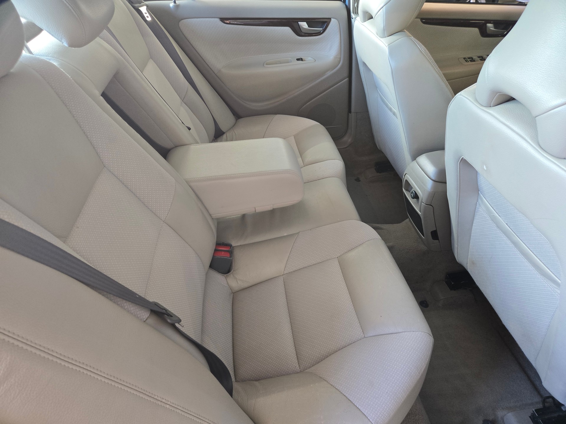 VOLVO S60 2.4-image-11