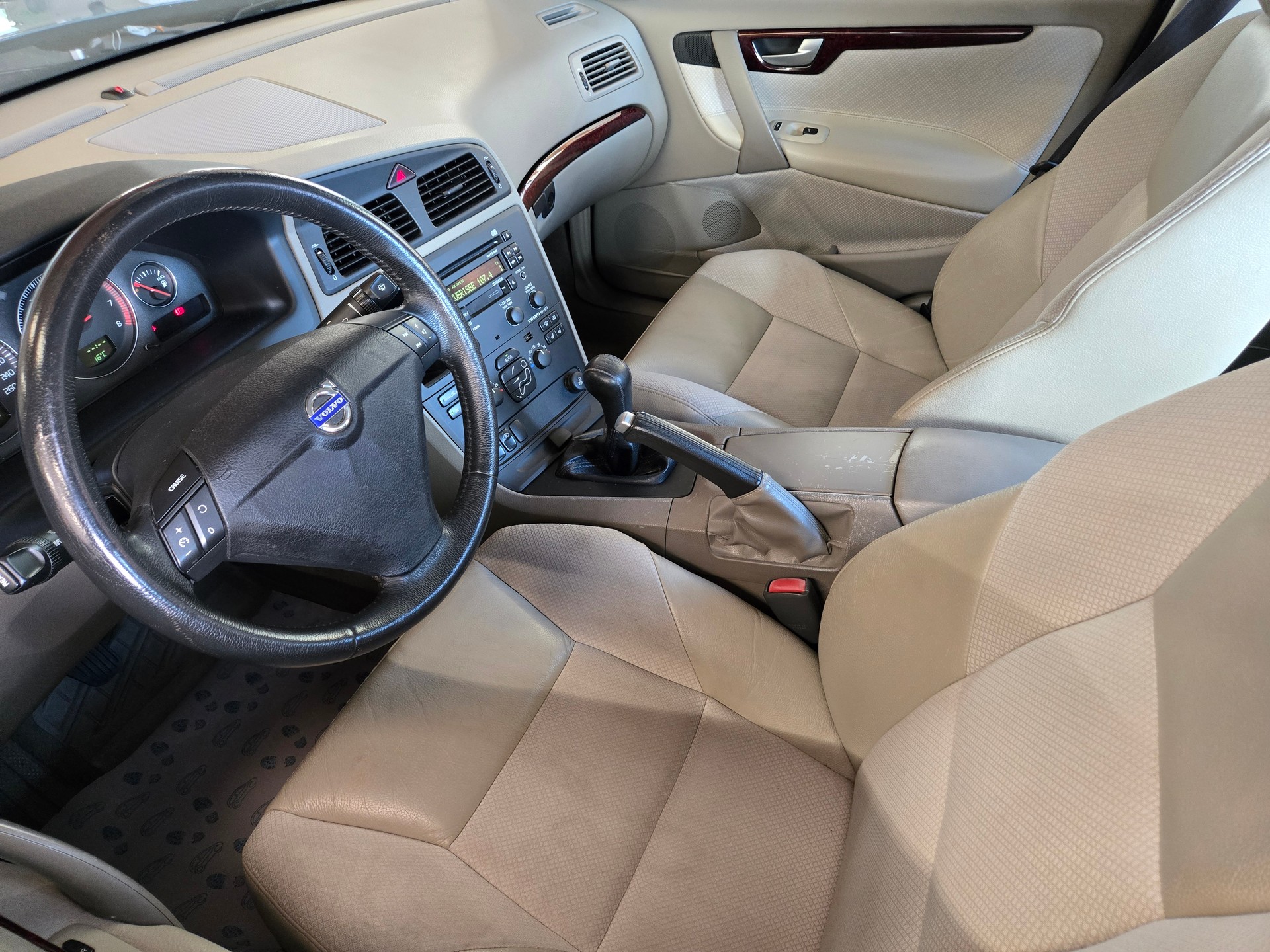 VOLVO S60 2.4-image-4