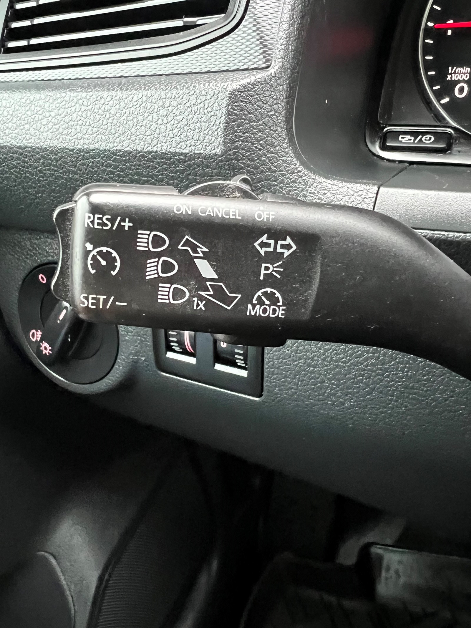 VW Caddy Maxi 2.0TDI 4Motion BlueMotion Technology-image-9