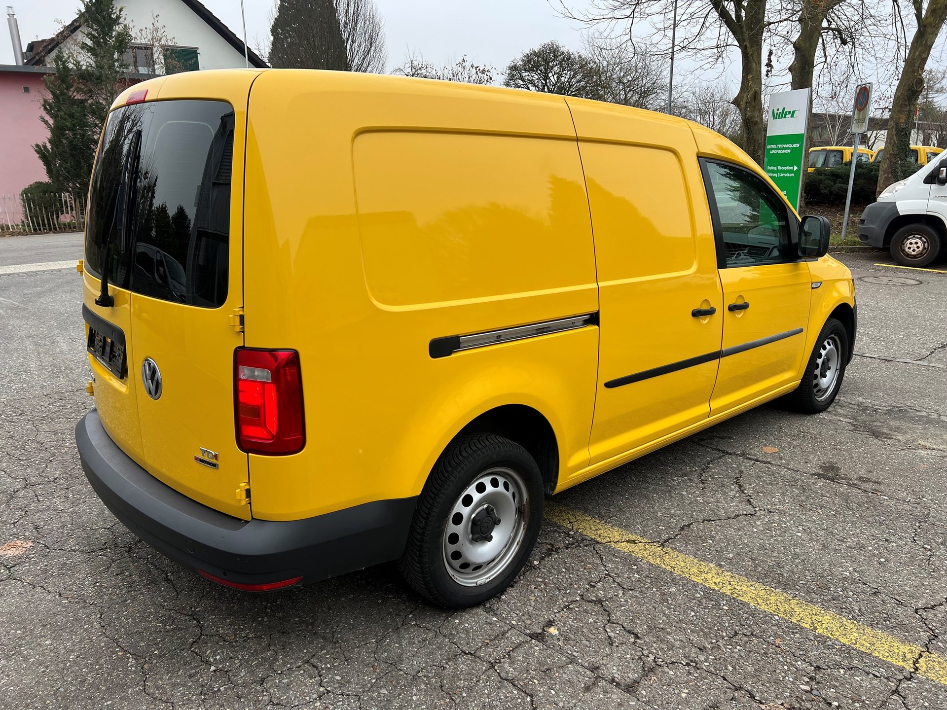 VW Caddy Maxi 2.0TDI 4Motion BlueMotion Technology-image-2