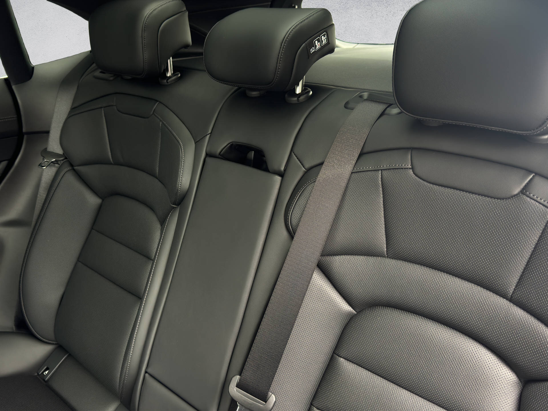 PORSCHE Taycan 4S Cross Turismo-image-12