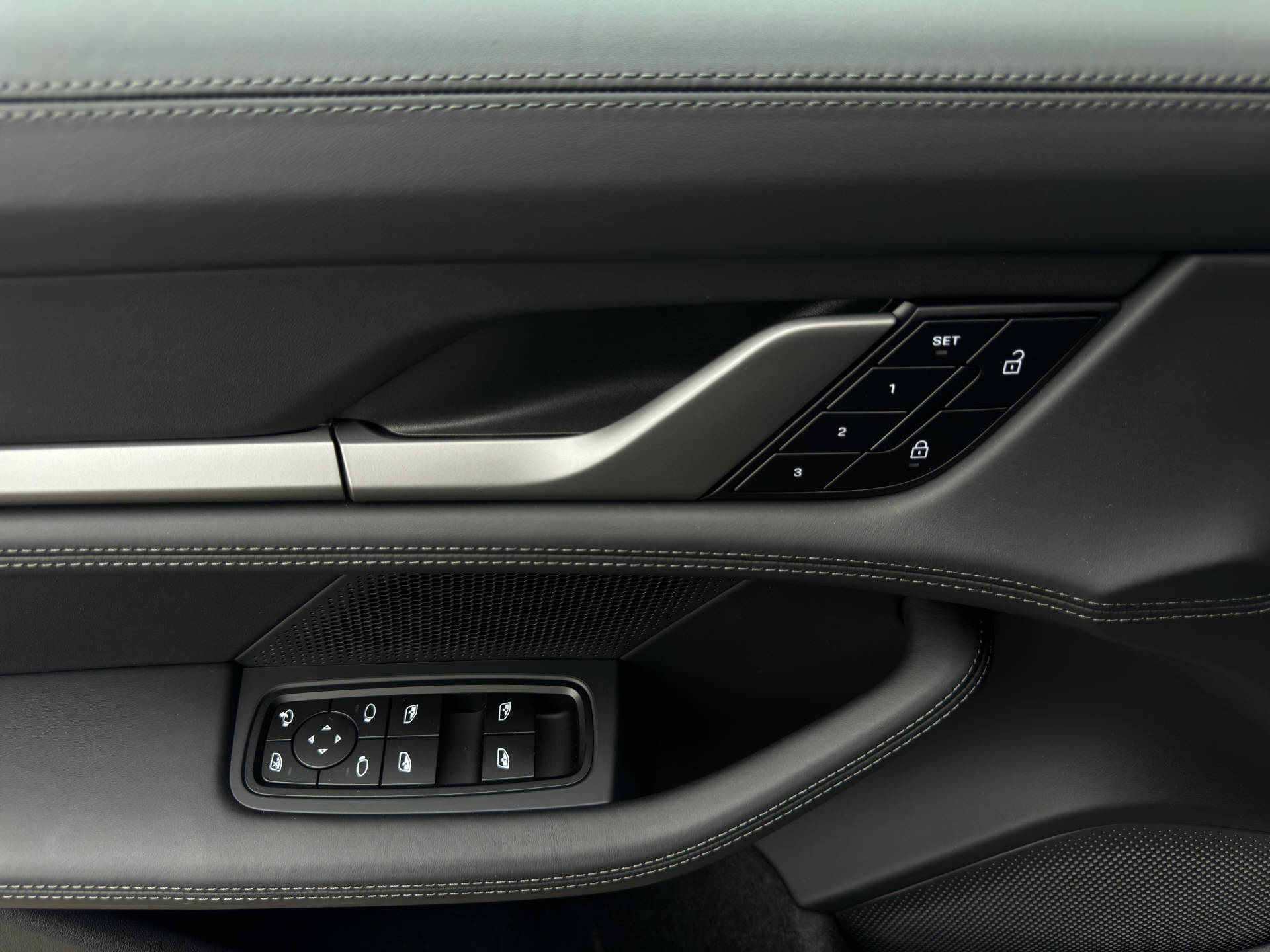 PORSCHE Taycan 4S Cross Turismo-image-9