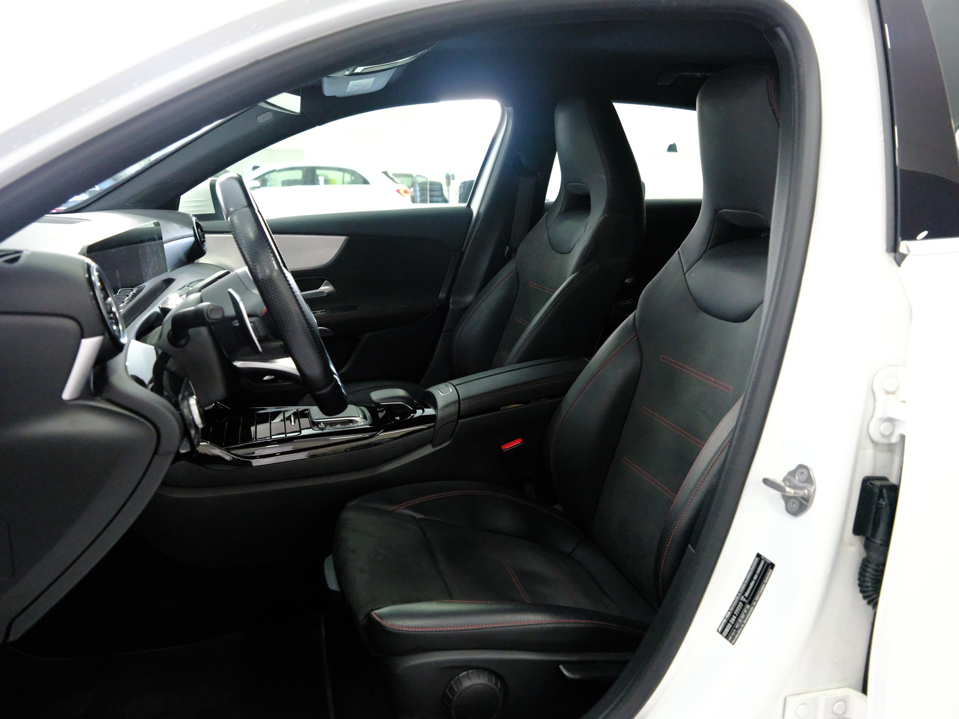 MERCEDES-BENZ A 35 AMG 4Matic Speedshift-image-13