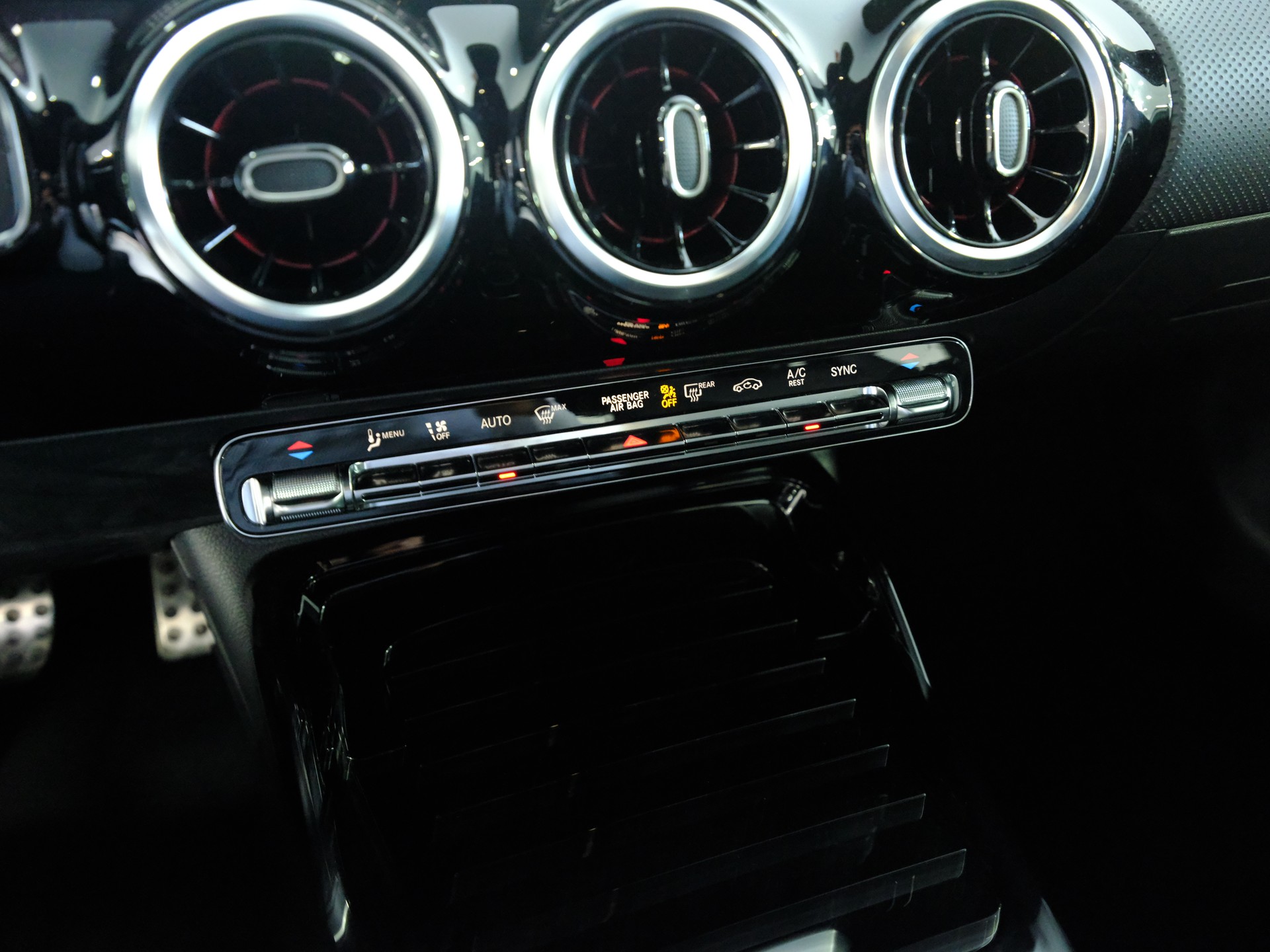 MERCEDES-BENZ A 35 AMG 4Matic Speedshift-image-16