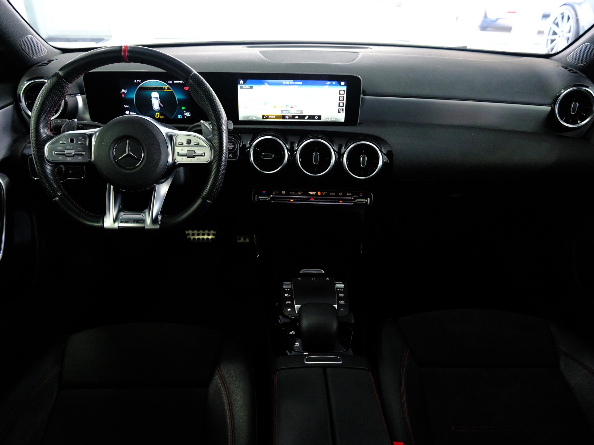MERCEDES-BENZ A 35 AMG 4Matic Speedshift-image-21