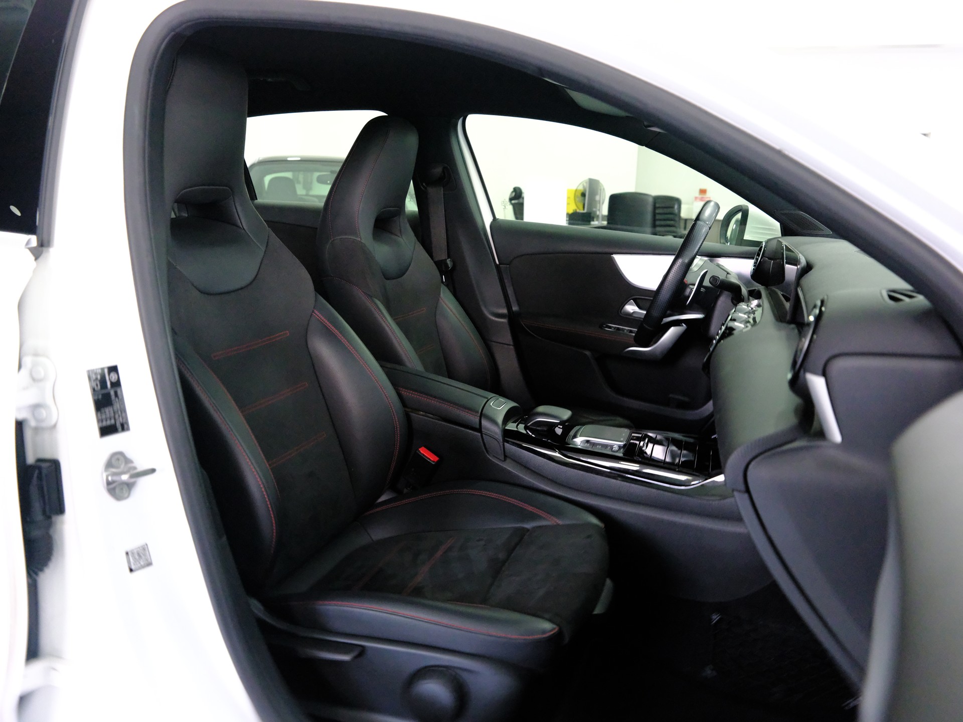 MERCEDES-BENZ A 35 AMG 4Matic Speedshift-image-19