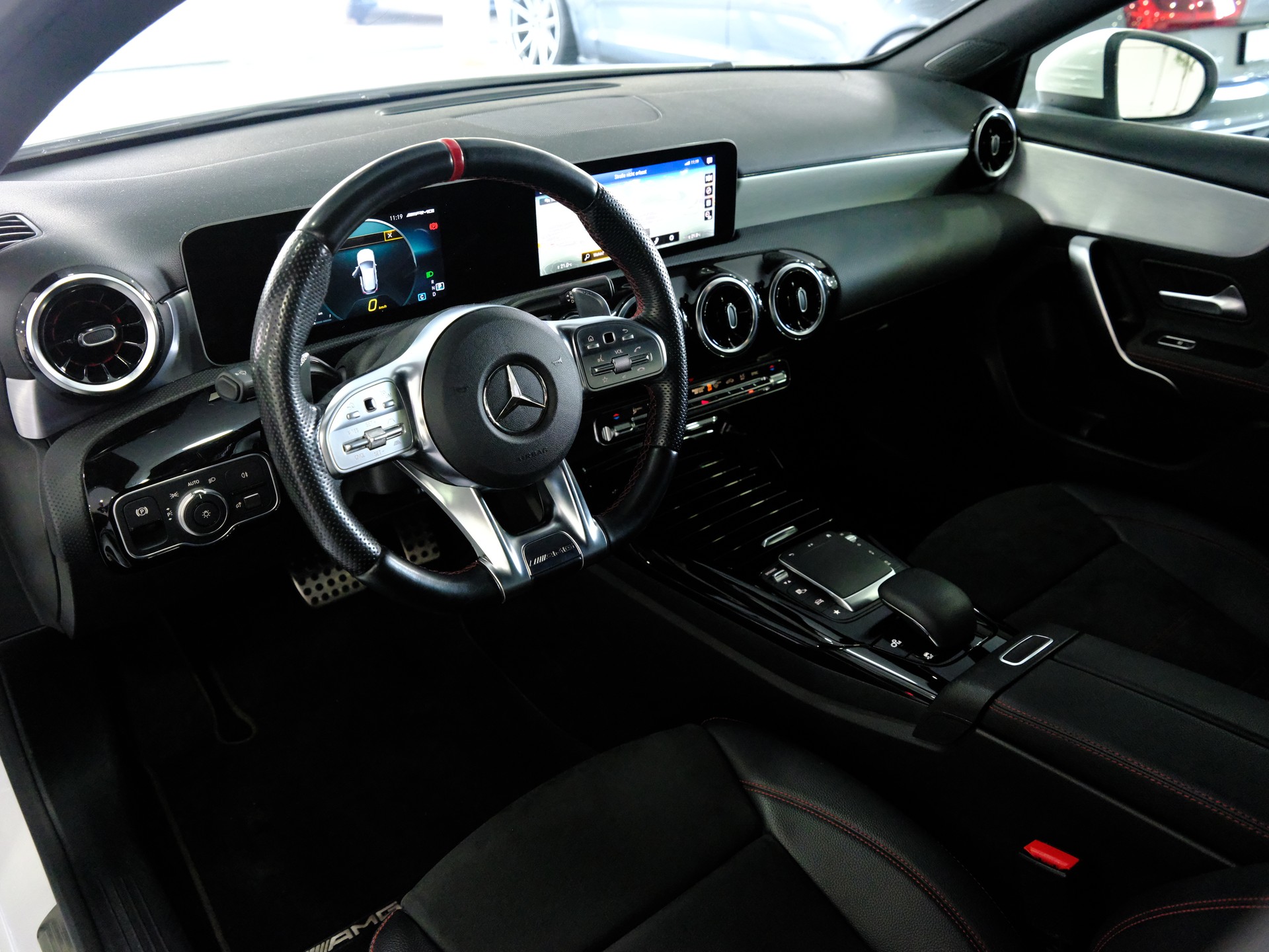 MERCEDES-BENZ A 35 AMG 4Matic Speedshift-image-12