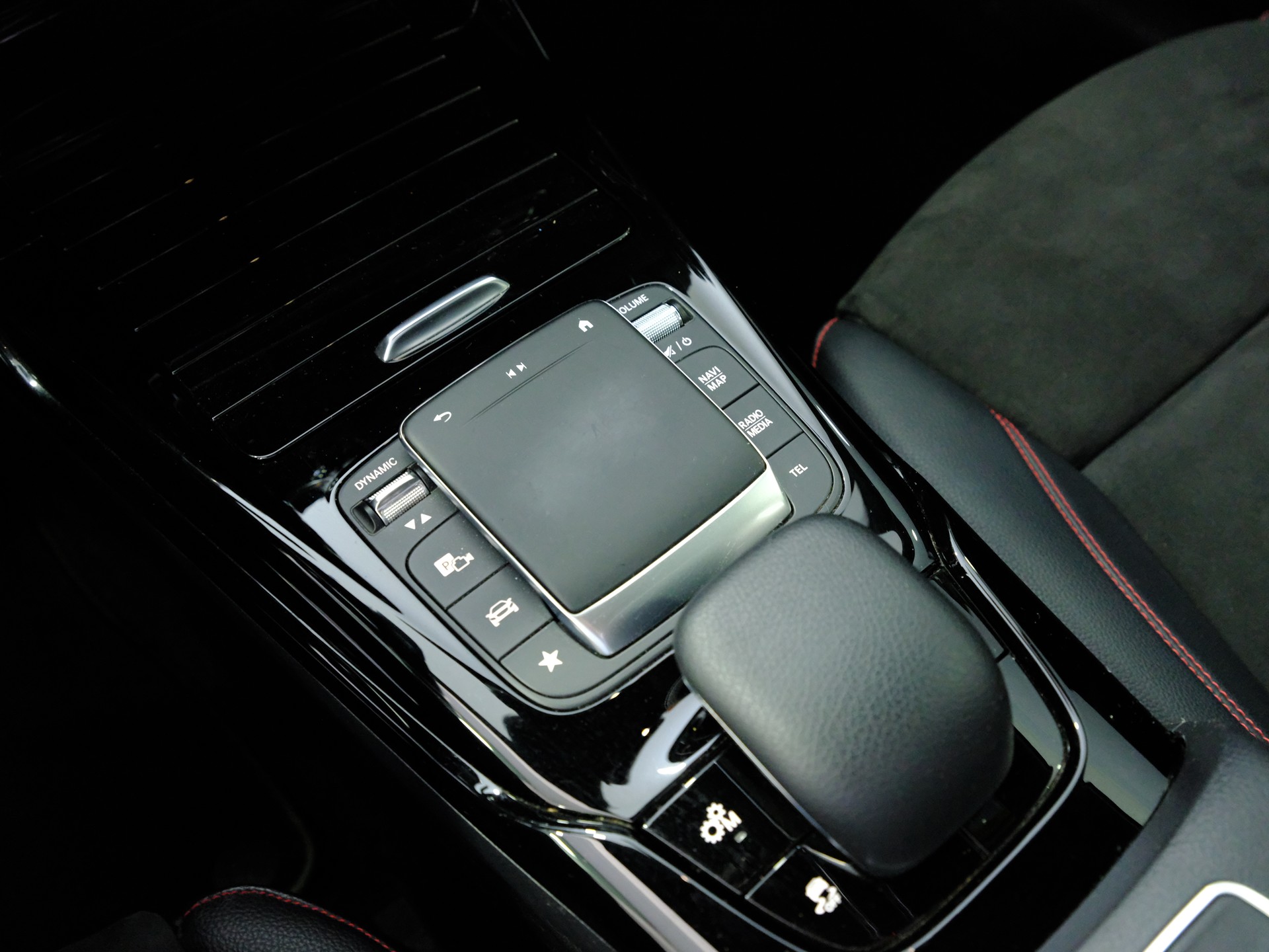 MERCEDES-BENZ A 35 AMG 4Matic Speedshift-image-17