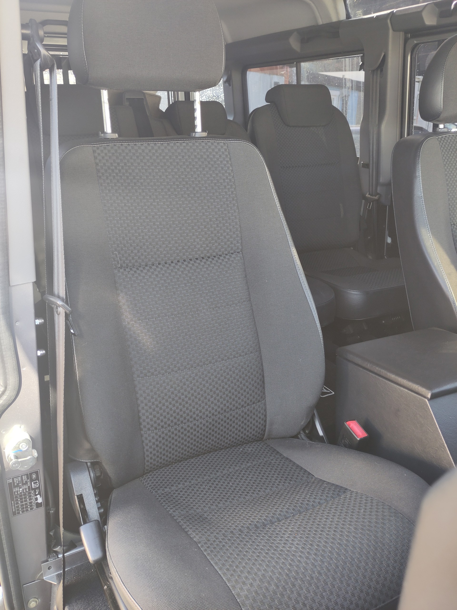 LAND ROVER Defender 110 2.2 TD4 Station Wagon-image-7