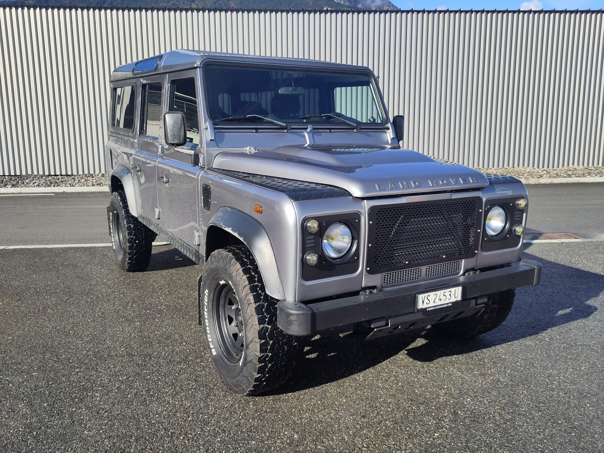 LAND ROVER Defender 110 2.2 TD4 Station Wagon-image-0