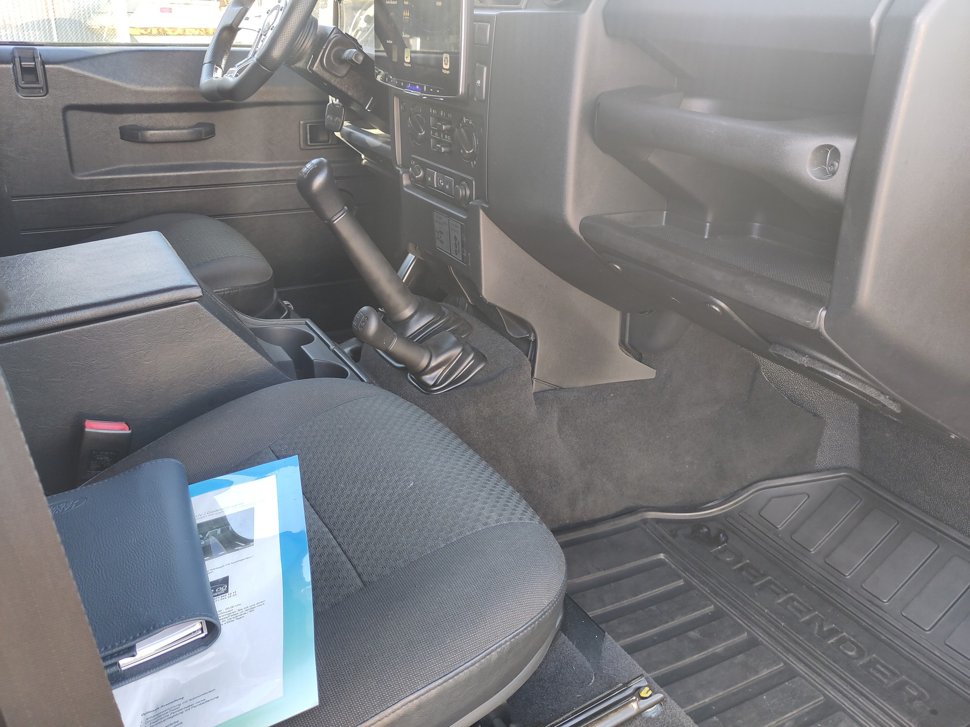 LAND ROVER Defender 110 2.2 TD4 Station Wagon-image-9