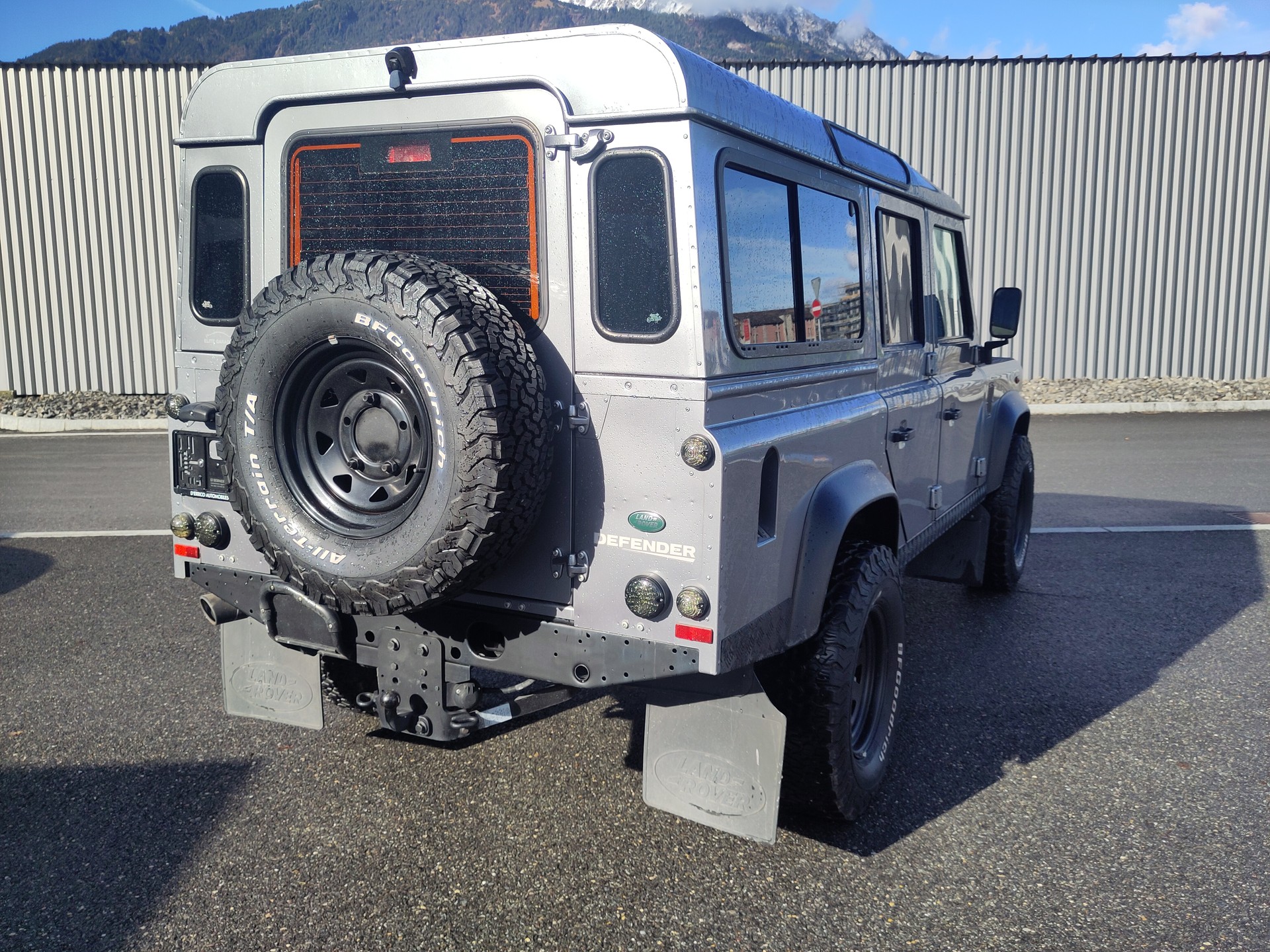 LAND ROVER Defender 110 2.2 TD4 Station Wagon-image-3