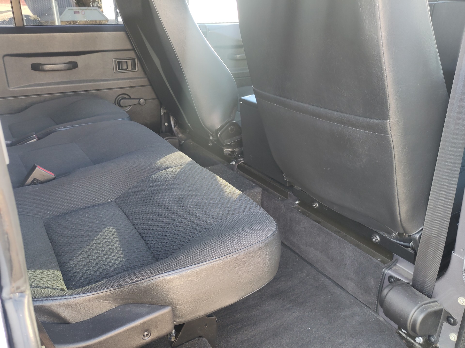LAND ROVER Defender 110 2.2 TD4 Station Wagon-image-8