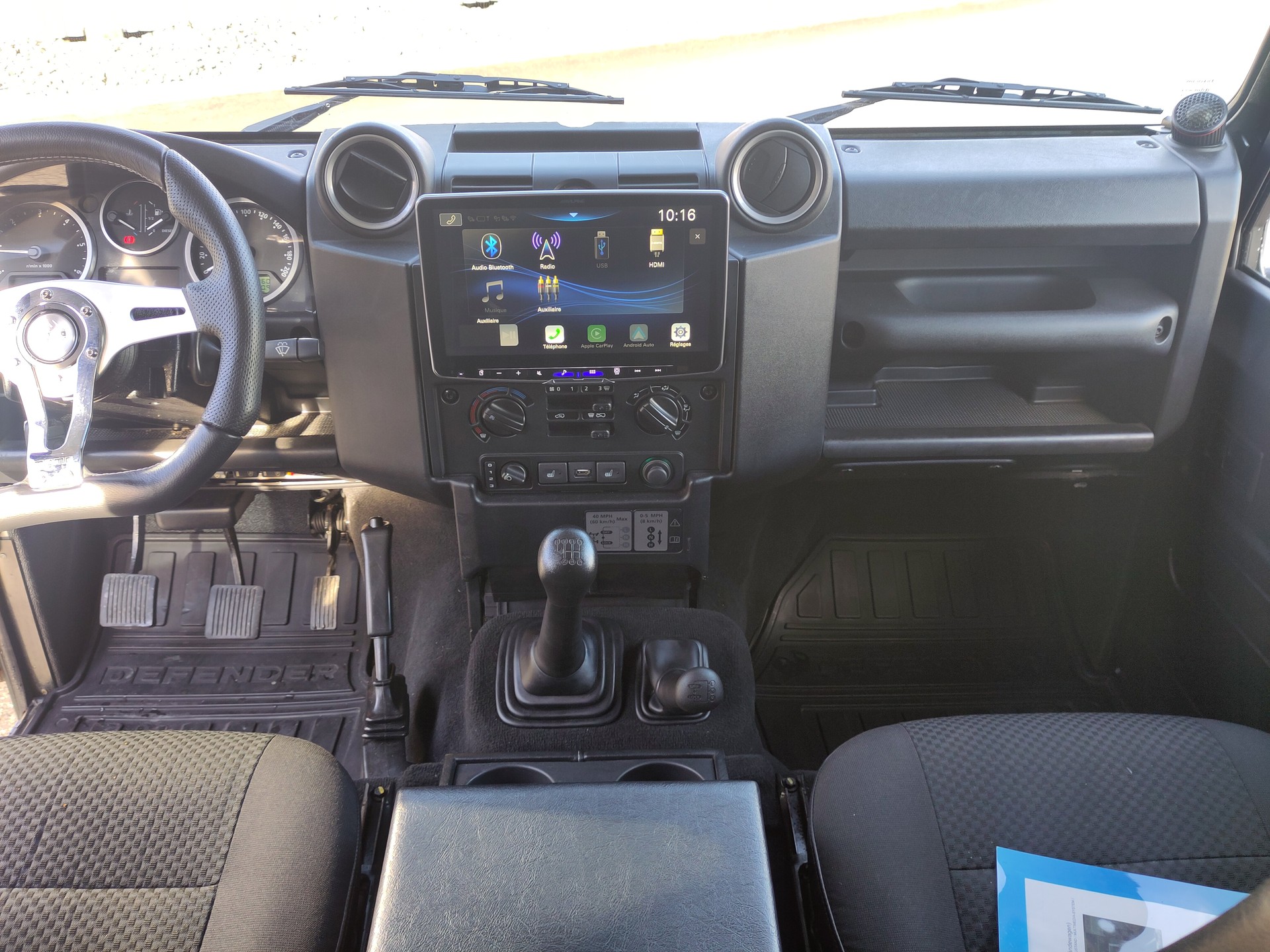 LAND ROVER Defender 110 2.2 TD4 Station Wagon-image-11