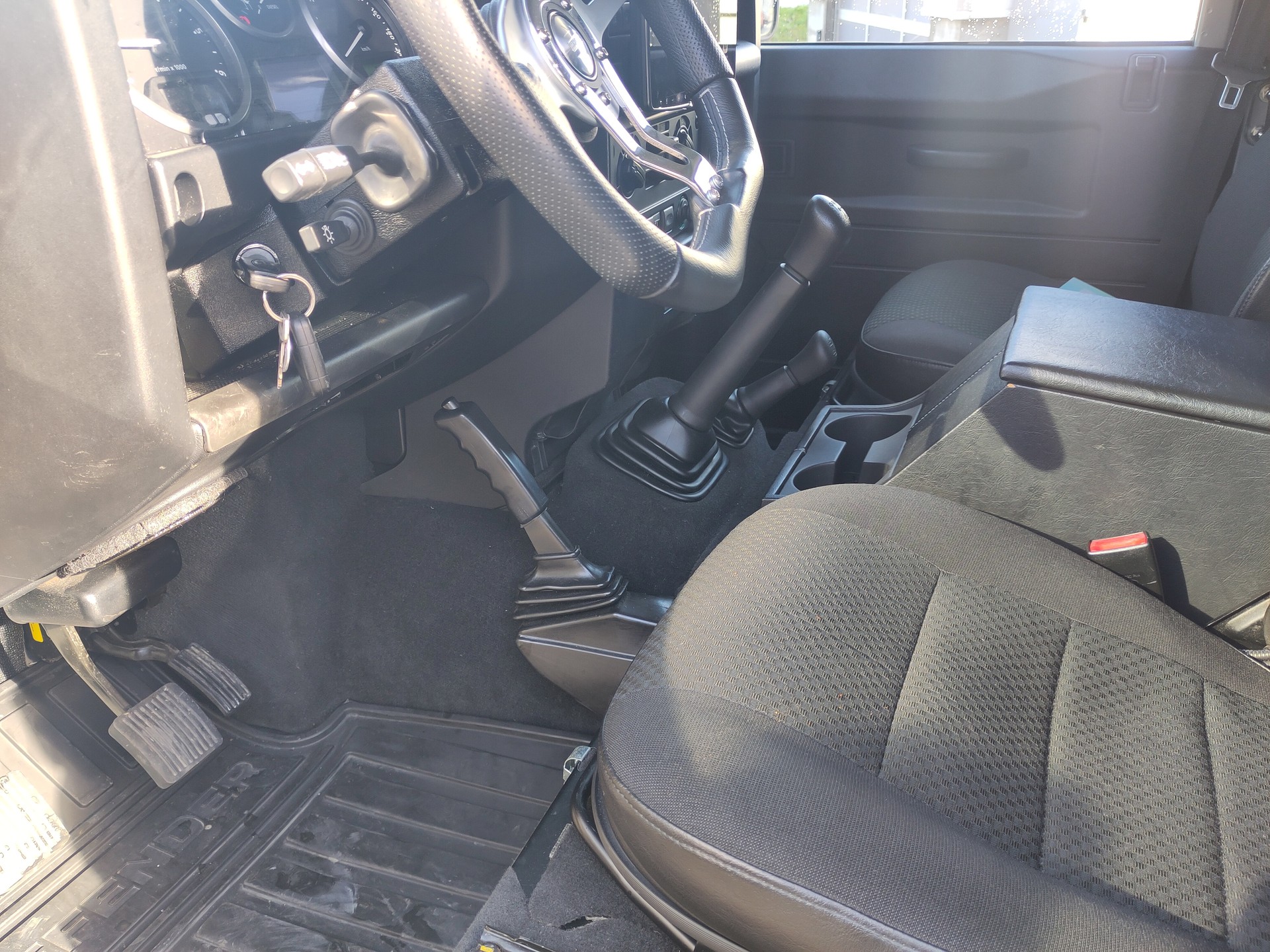 LAND ROVER Defender 110 2.2 TD4 Station Wagon-image-5
