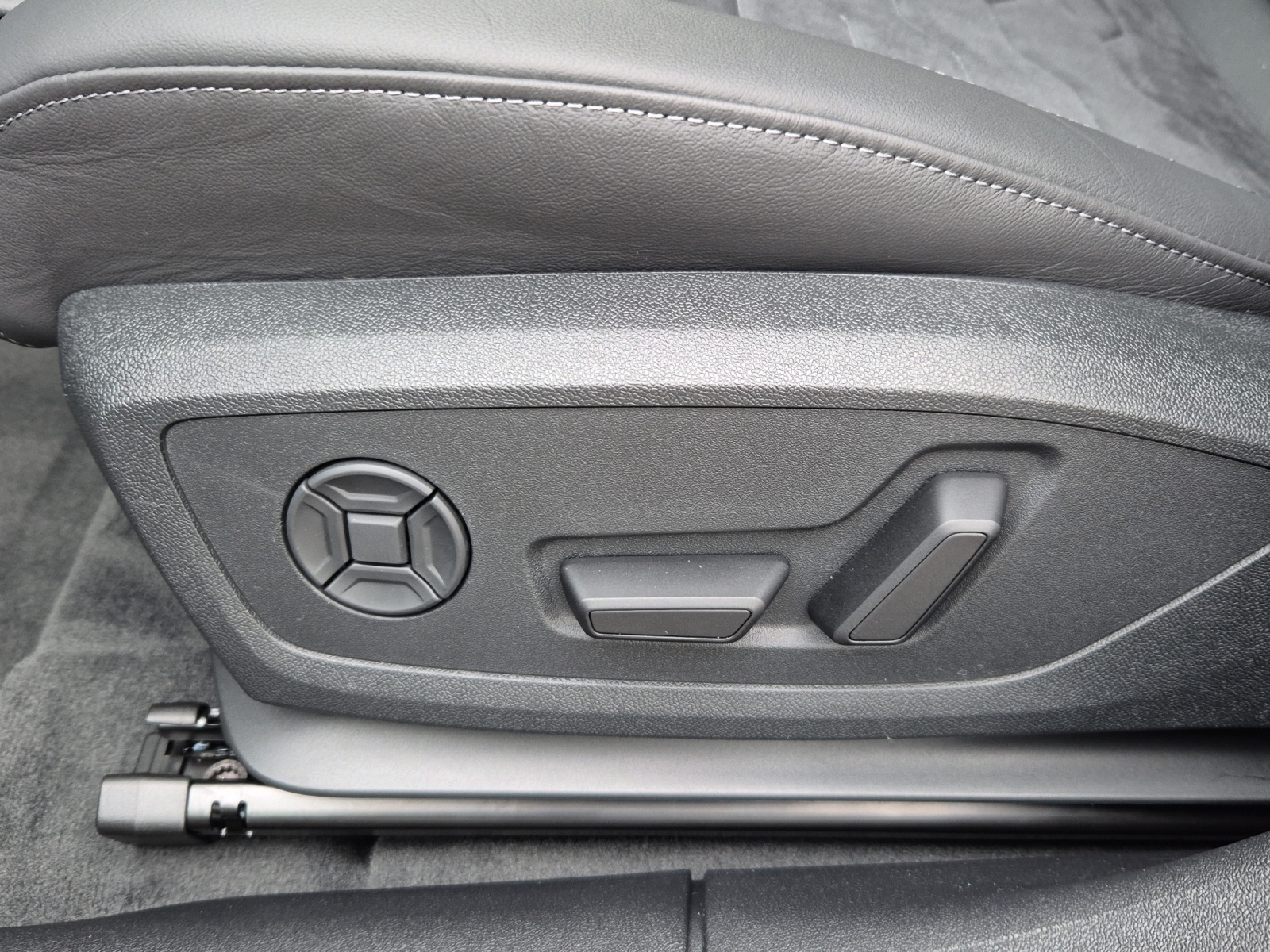 AUDI A6 Avant e-tron quattro-image-11