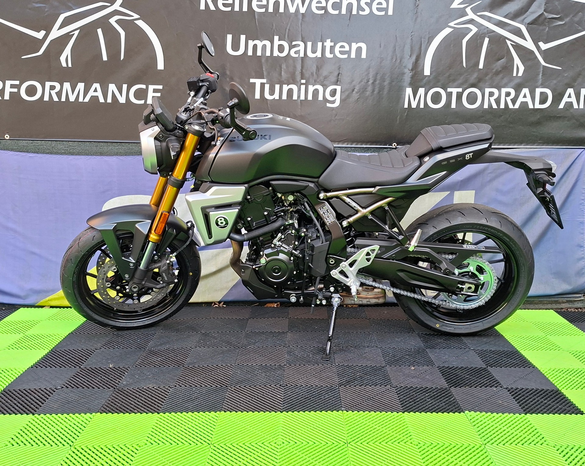 SUZUKI GSX 8T-showroom-element-3