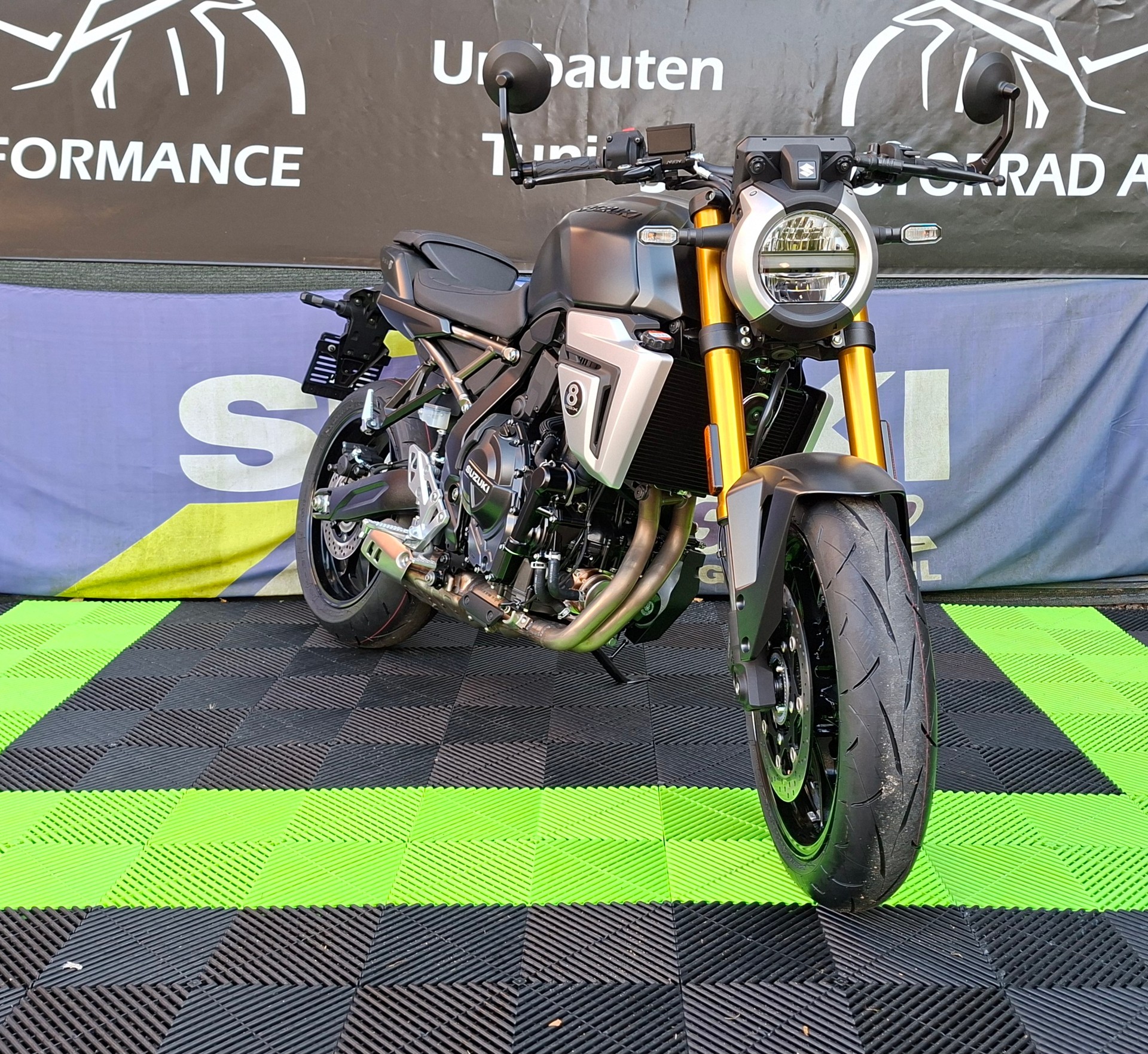 SUZUKI GSX 8T-showroom-element-1