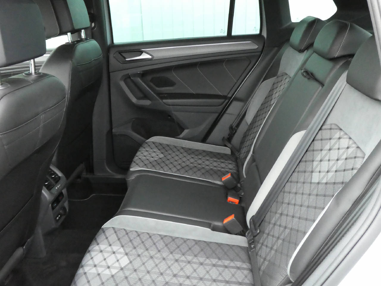 VW Tiguan 1.4 TSI PHEV R-Line SELECTION DSG-image-10