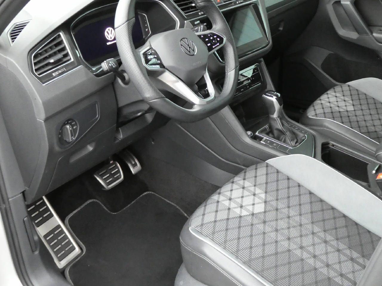 VW Tiguan 1.4 TSI PHEV R-Line SELECTION DSG-image-8