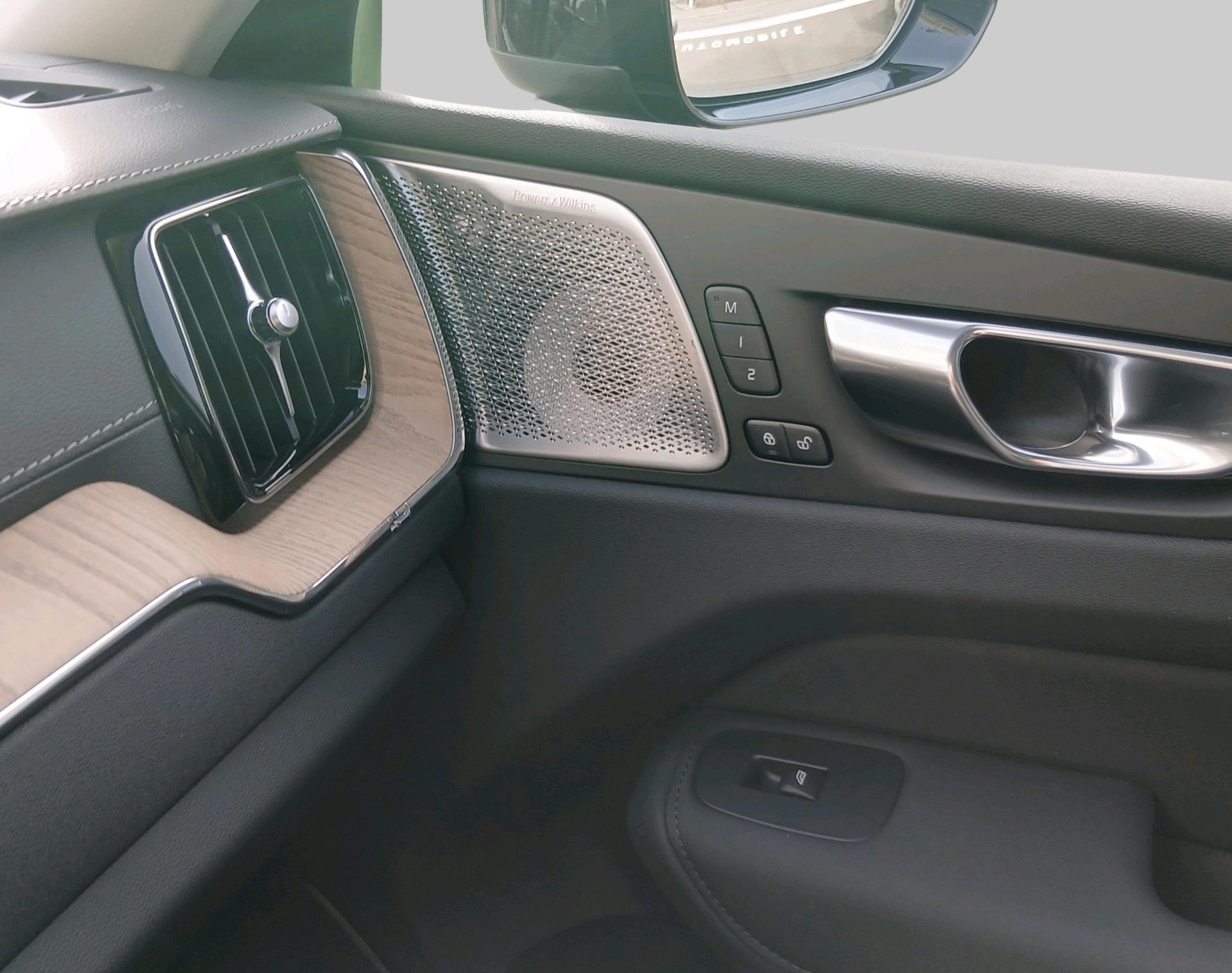 VOLVO XC60 2.0 T8 TE Ultra Dark eAWD-image-12
