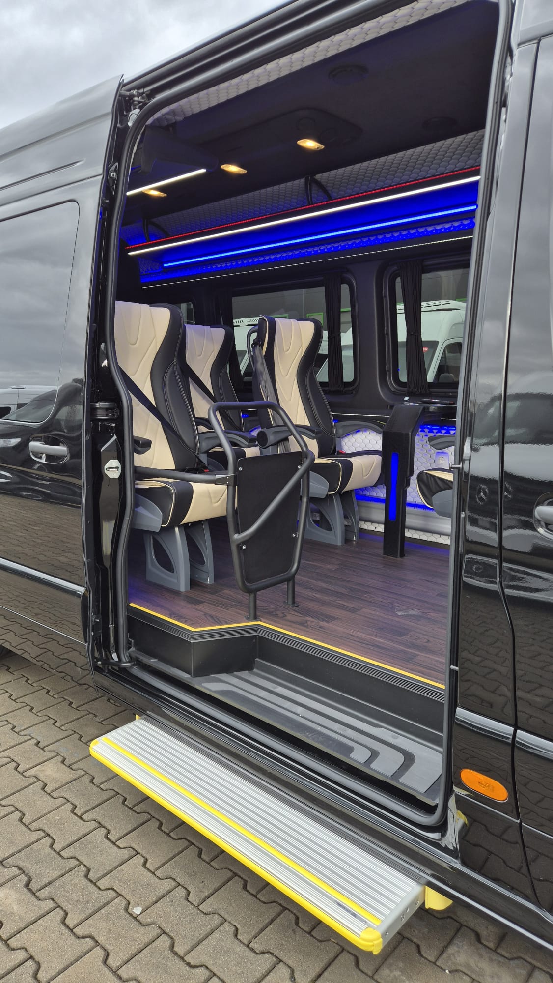 MERCEDES-BENZ MERCEDES-BENZ Sprinter 319 CDI Standard 9G-TRONIC-image-1