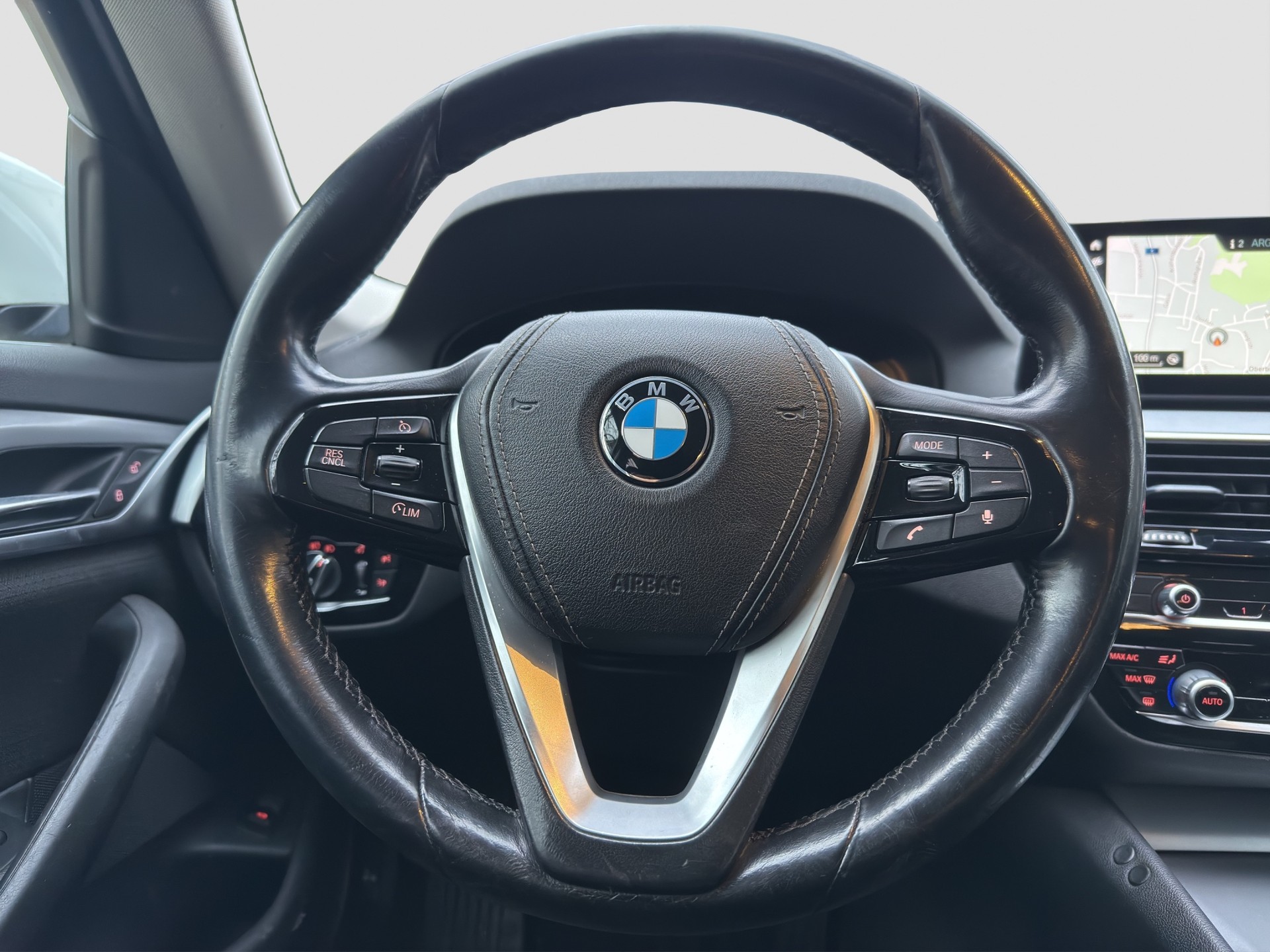 BMW 530d xDrive Touring Steptronic ** CH Fhz ** 1. Hand ** Ab MFK ** Anh.-Kuppl. **-image-10