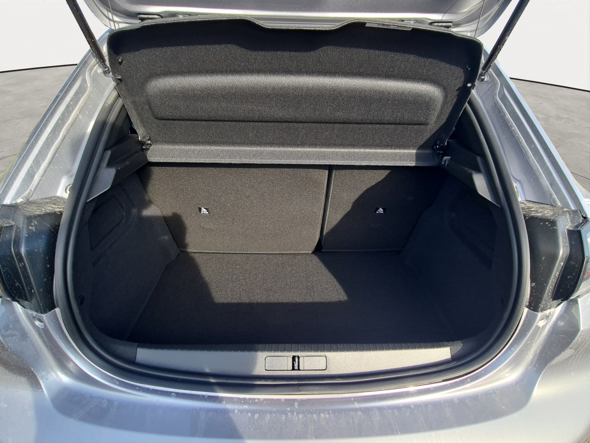 PEUGEOT 208 1.2 MHEV 110 Allure-image-8