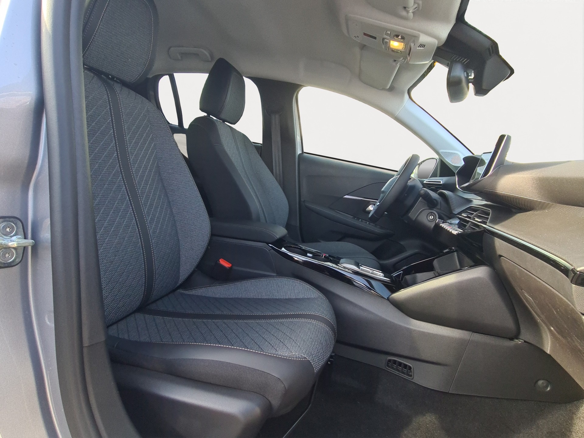 PEUGEOT 208 1.2 MHEV 110 Allure-image-13
