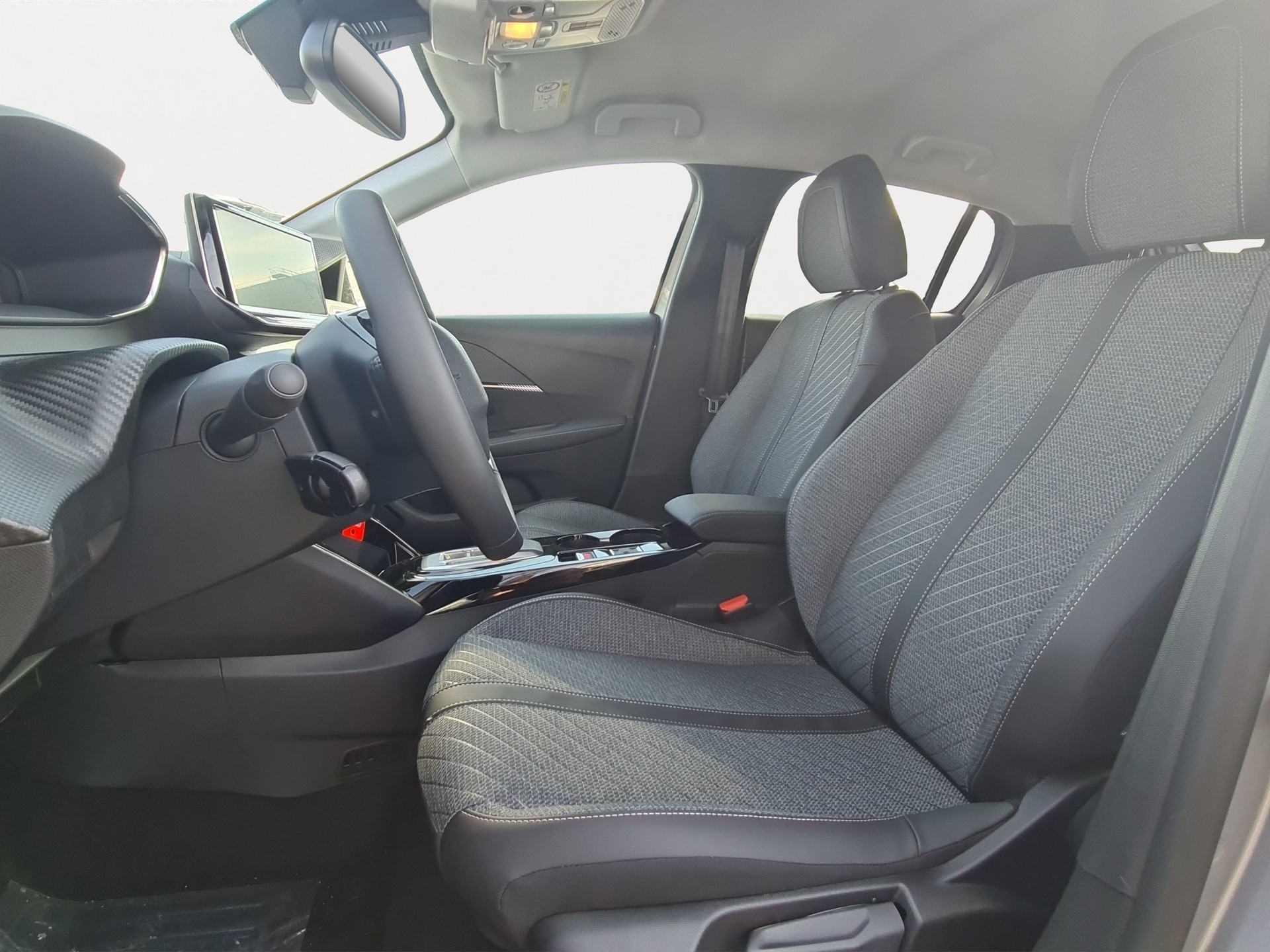 PEUGEOT 208 1.2 MHEV 110 Allure-image-12