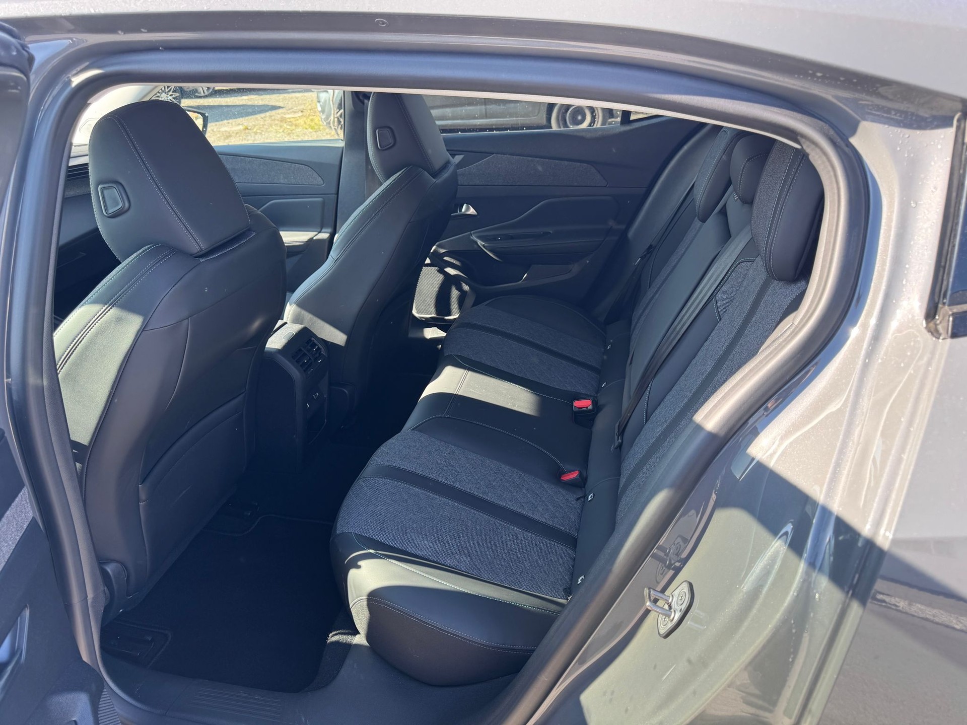 PEUGEOT 408 1.6 PHEV 180 Allure Pack-image-10