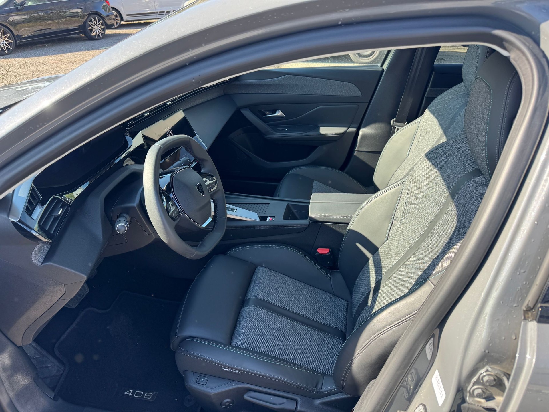 PEUGEOT 408 1.6 PHEV 180 Allure Pack-image-9