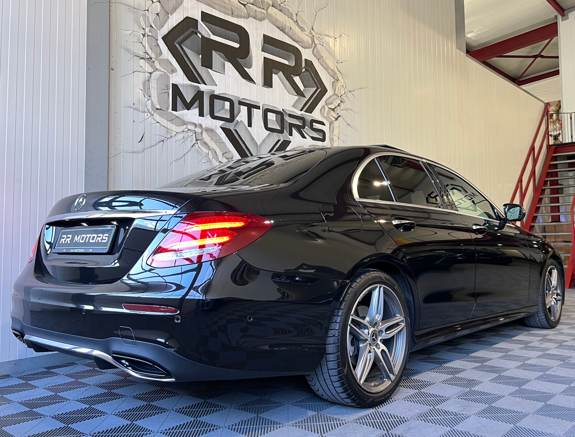 MERCEDES-BENZ E 220 d AMG Line 9G-Tronic-image-3