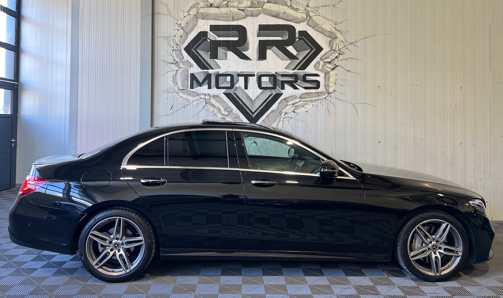 MERCEDES-BENZ E 220 d AMG Line 9G-Tronic-image-4