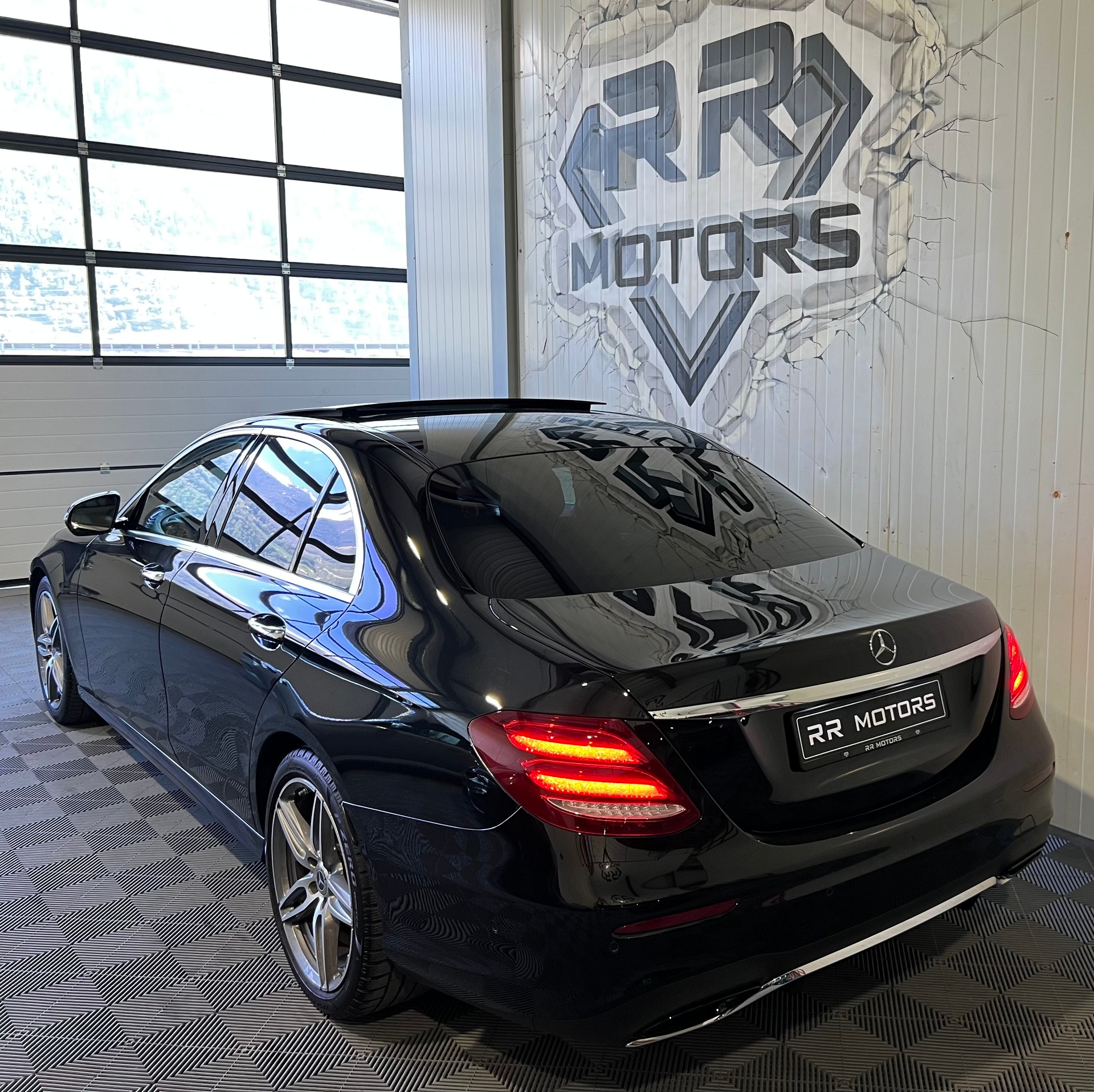 MERCEDES-BENZ E 220 d AMG Line 9G-Tronic-image-2