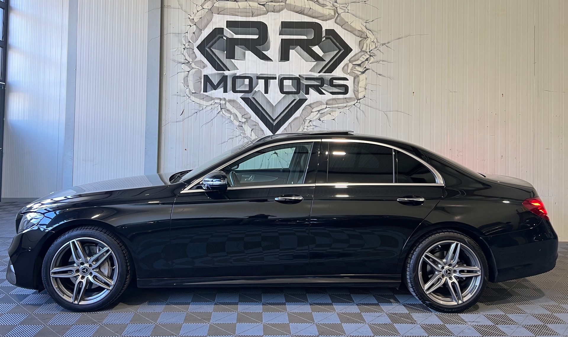 MERCEDES-BENZ E 220 d AMG Line 9G-Tronic-image-1