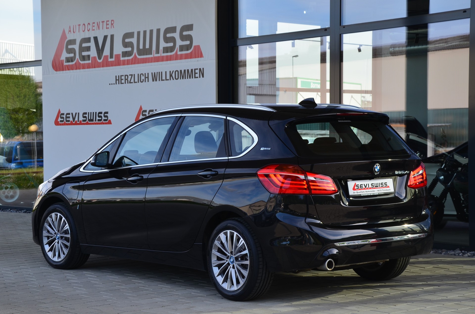 BMW 225xe iPerformance Active Tourer Steptronic Luxury Line*Ab MFK,1 Jahr oder 20'000km Garantie*-image-4