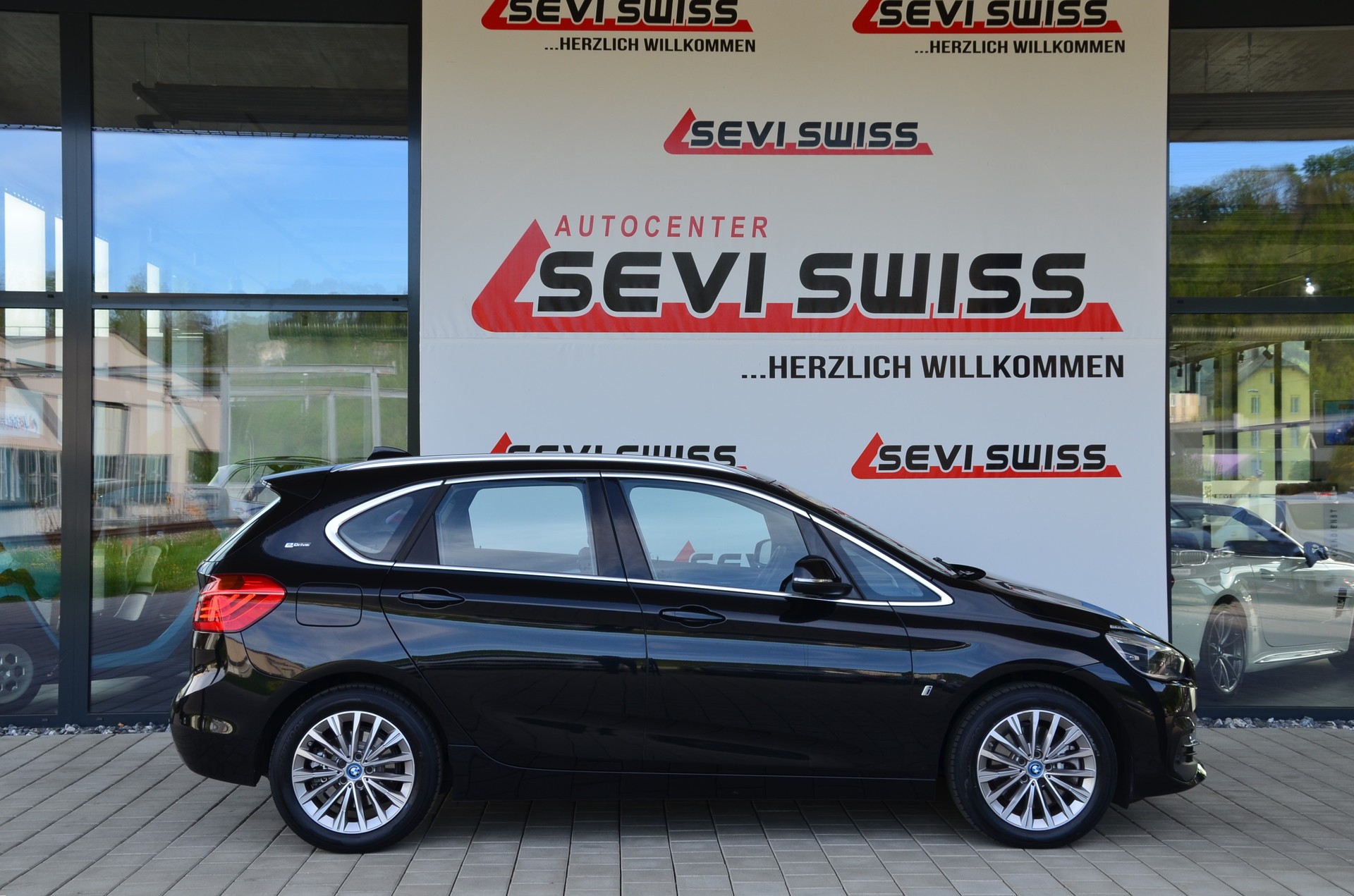 BMW 225xe iPerformance Active Tourer Steptronic Luxury Line*Ab MFK,1 Jahr oder 20'000km Garantie*-image-2