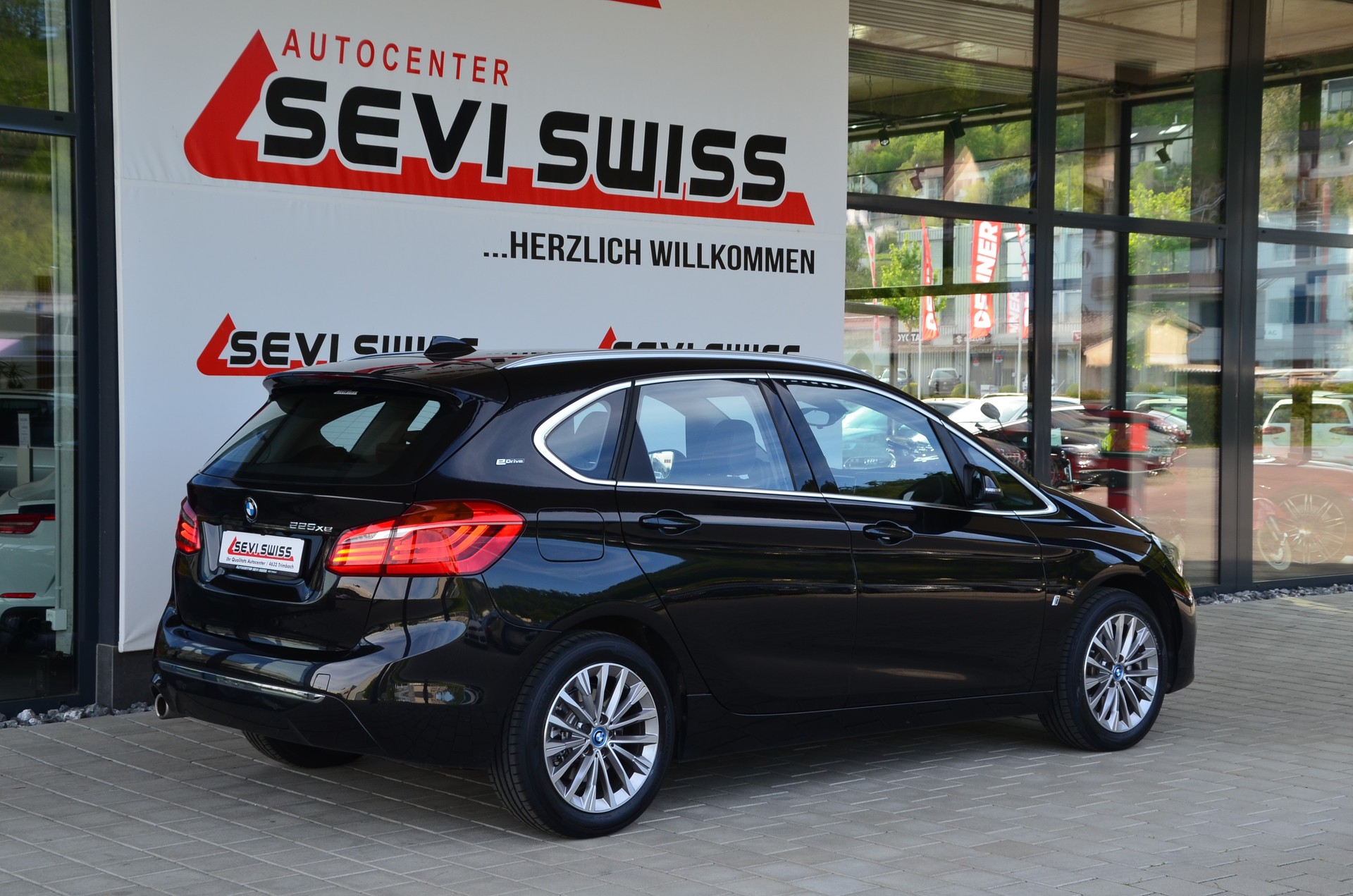 BMW 225xe iPerformance Active Tourer Steptronic Luxury Line*Ab MFK,1 Jahr oder 20'000km Garantie*-image-3