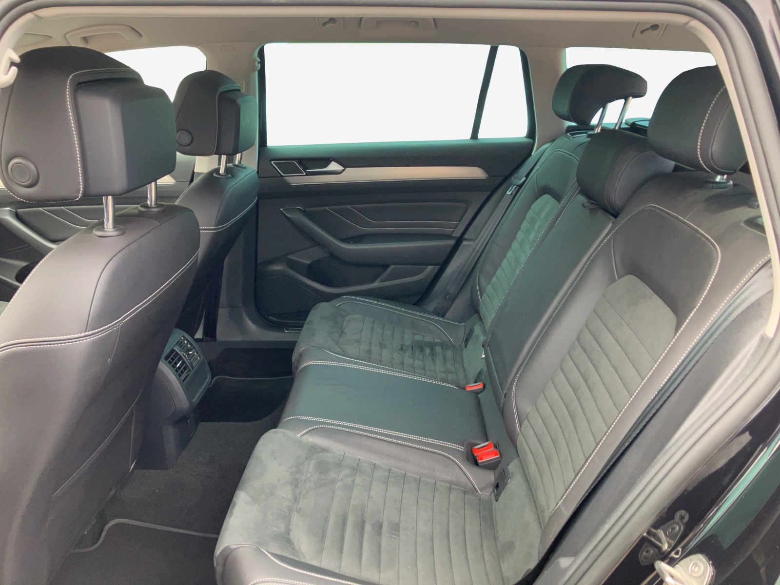 VW Passat 2.0 TDI BMT Elegance 4Motion DSG-image-11