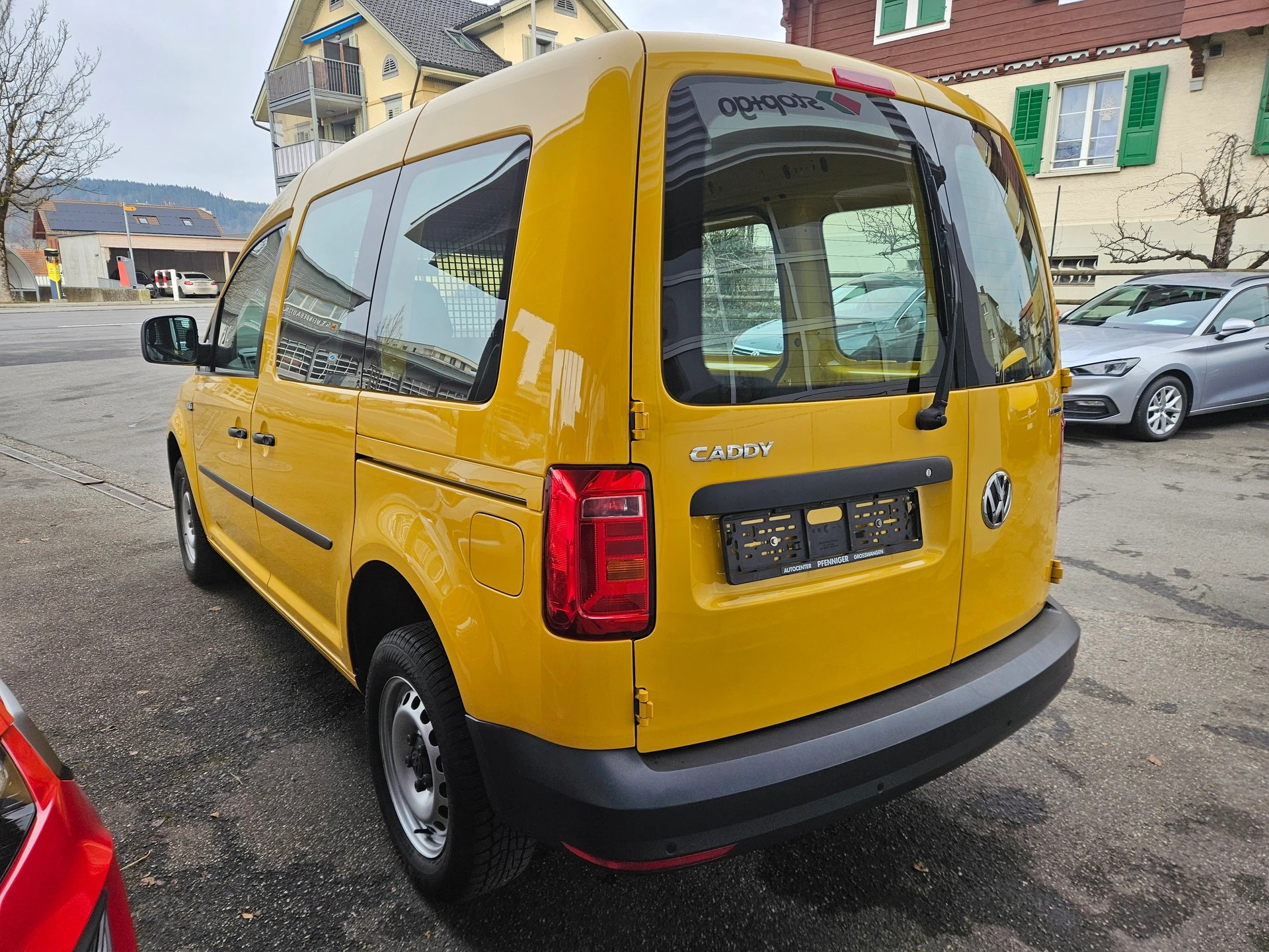 VW Caddy 2.0TDI 4Motion BlueMotion Technology-image-2