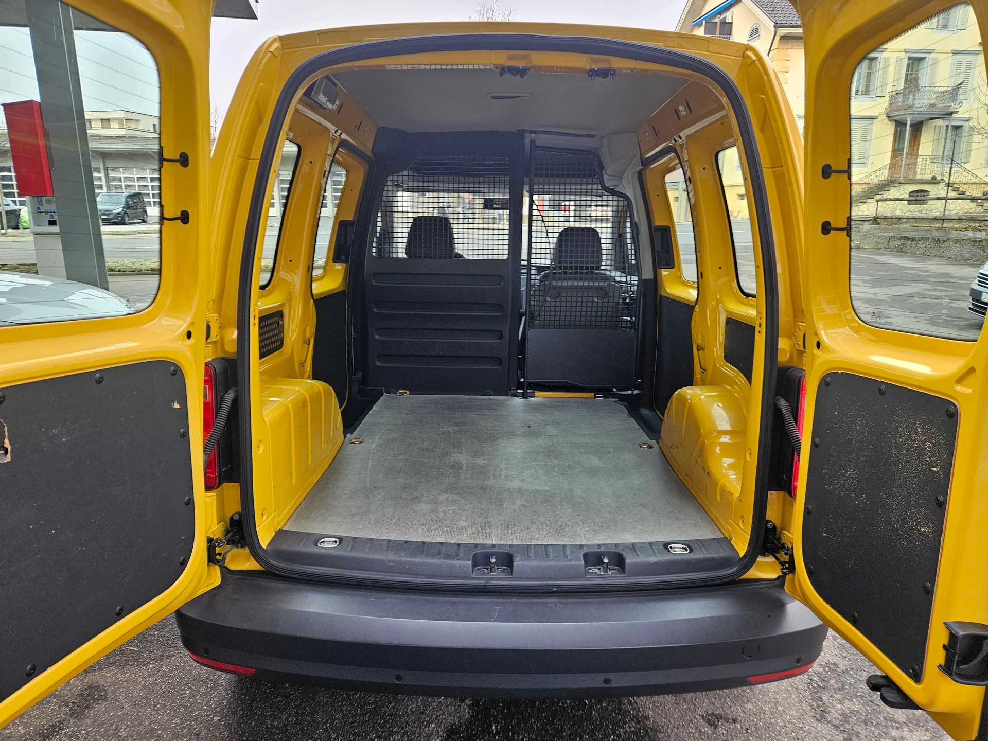 VW Caddy 2.0TDI 4Motion BlueMotion Technology-image-9