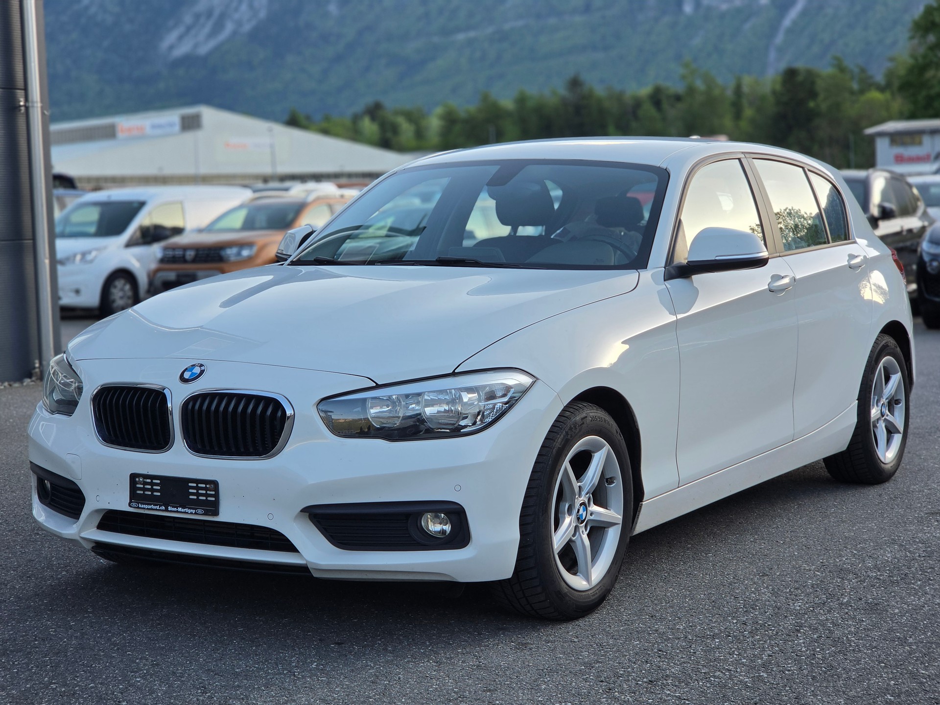 BMW 118i Sport Line Steptronic-image-2
