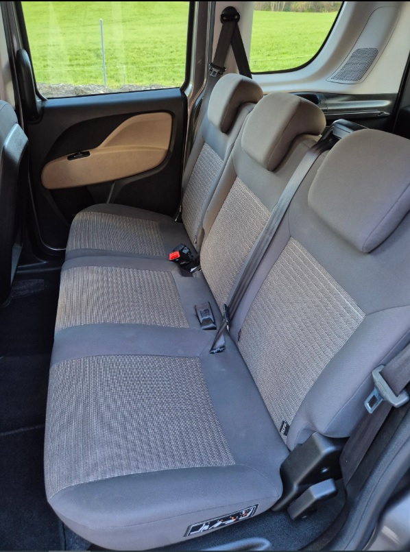 FIAT 1.6 16V JTD 105 Lounge 5P-image-4