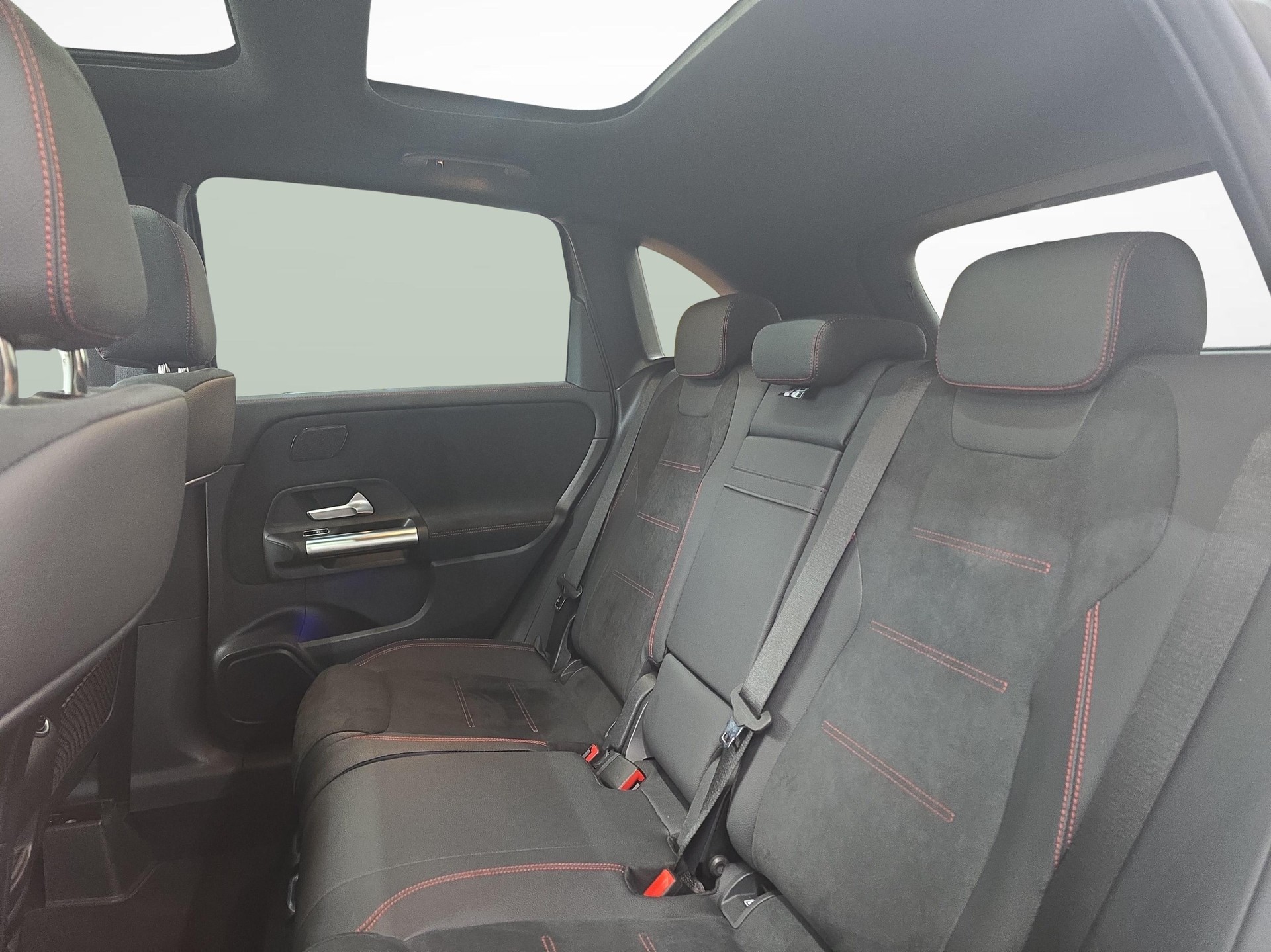 MERCEDES-BENZ B 250 e EQ Star AMG Line-image-9