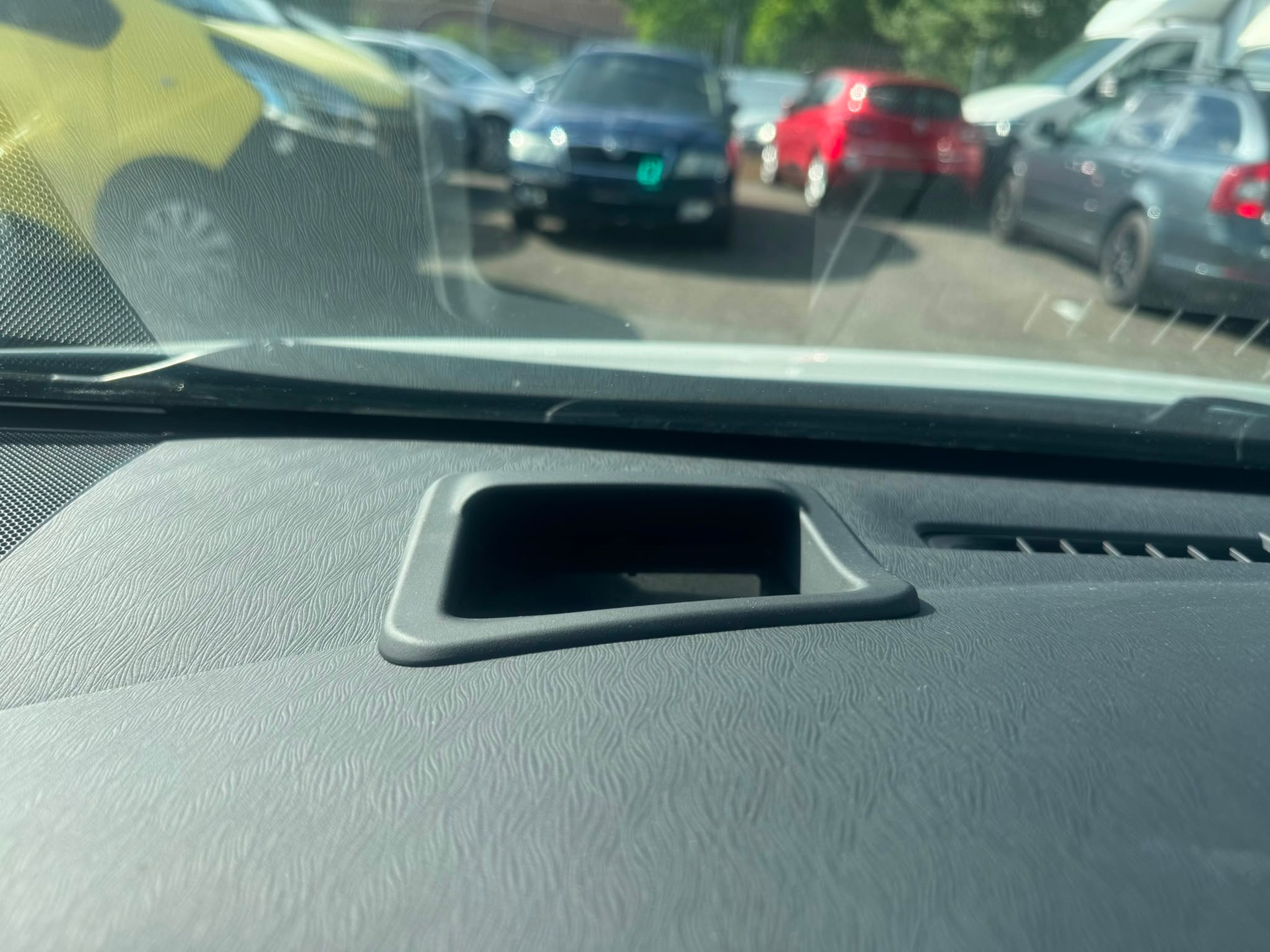 TOYOTA Prius 1.8 16V HSD Sol ** Navigationssystem ** RF-Kamera ** Head UP Display ** PDC Vorne ** Frisch Ab MFK & Service **-image-9