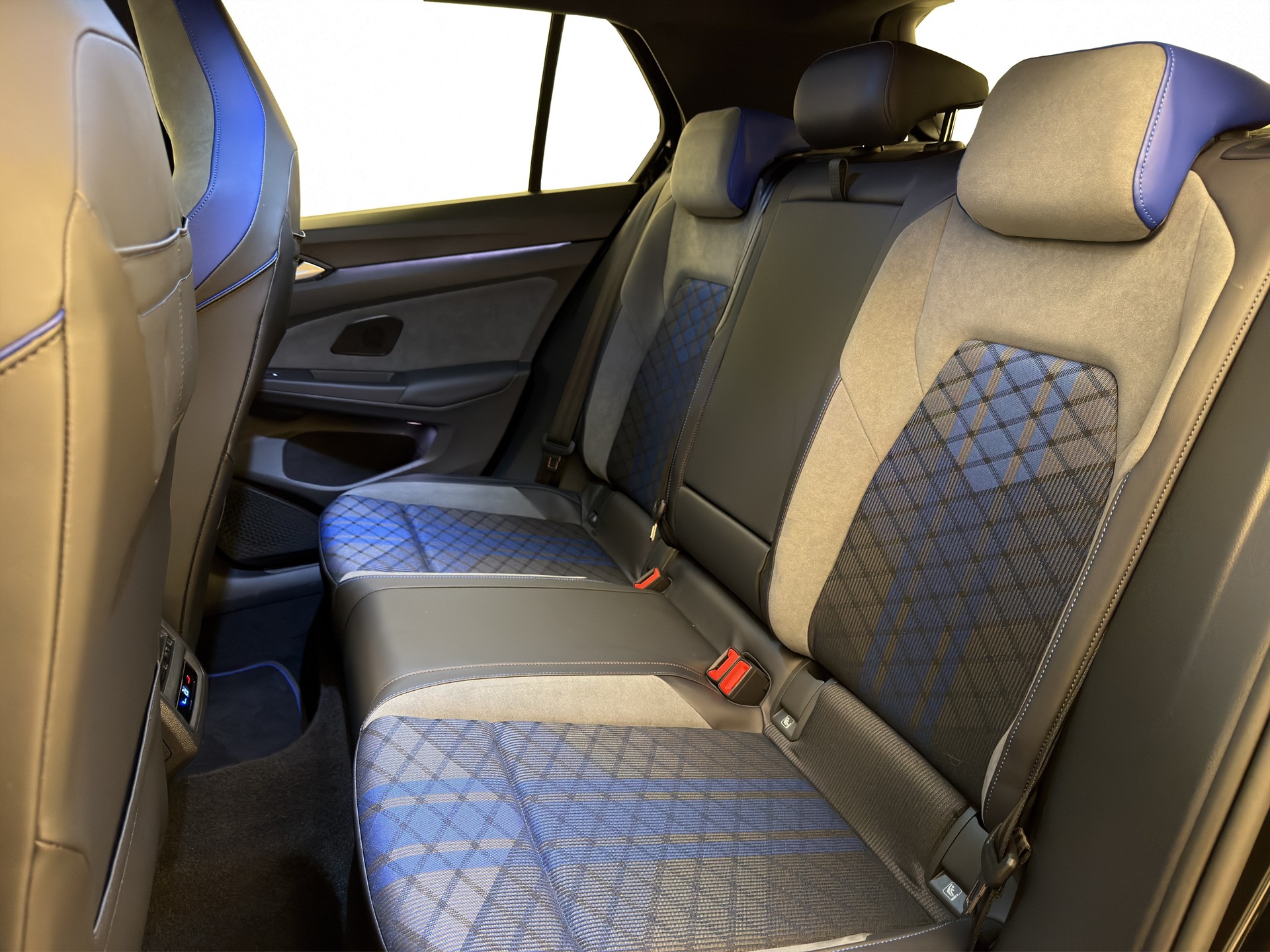 VW Golf 8 2.0 TSI R DSG 4motion 333PS-image-11