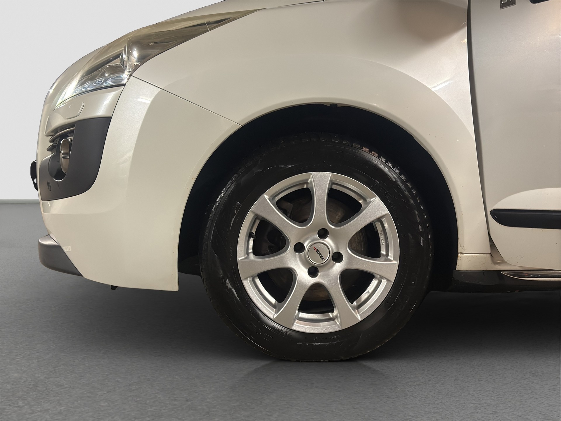 PEUGEOT 3008 HYbrid4 2.0 HDI EGS6 4x4 ** Frisch ab MFK und Service ** Voll-Leder **-image-13